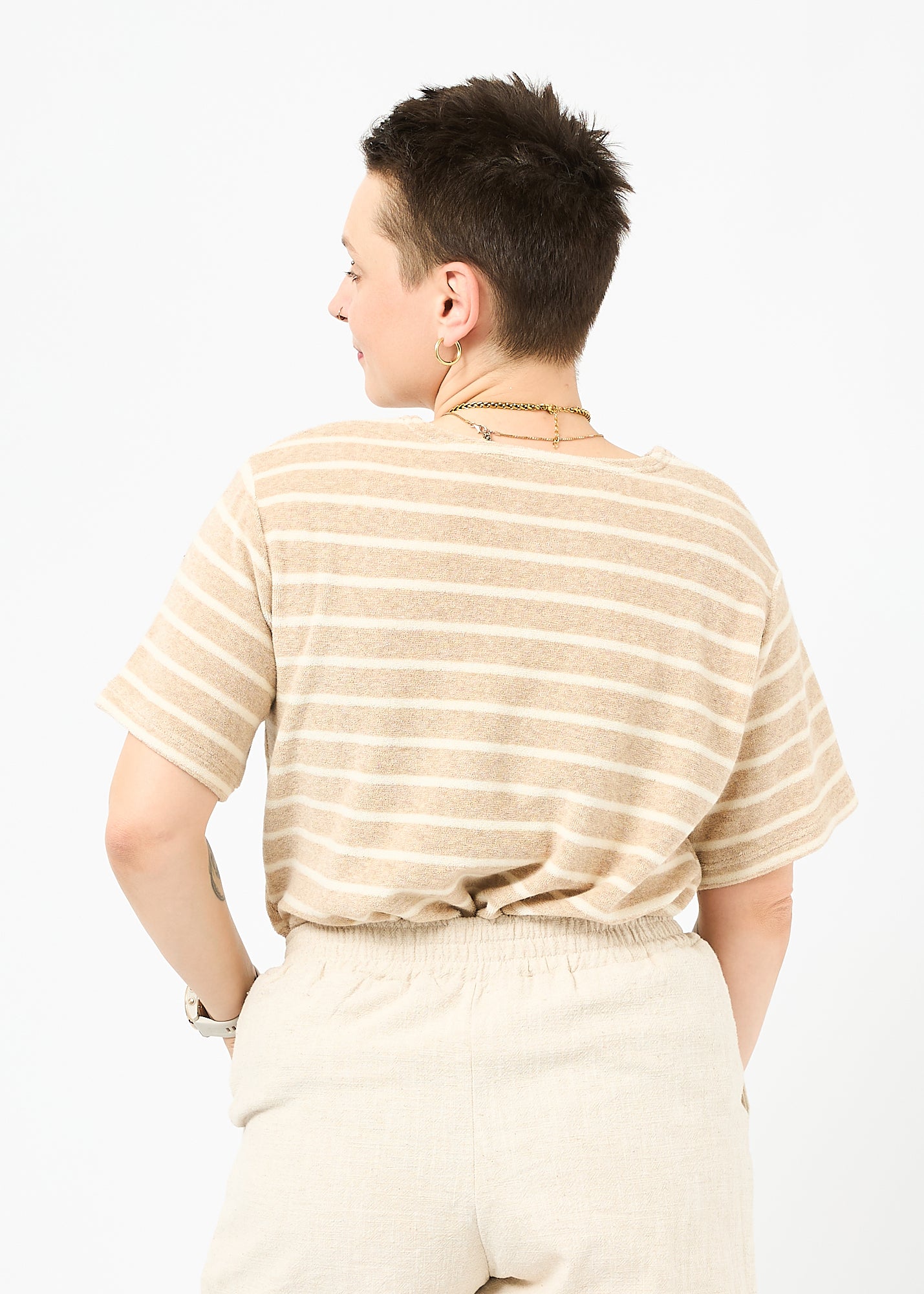Melly trägt das Shirt Tara in Größe M und die Bermuda Shorts Leinen natur Größe M.