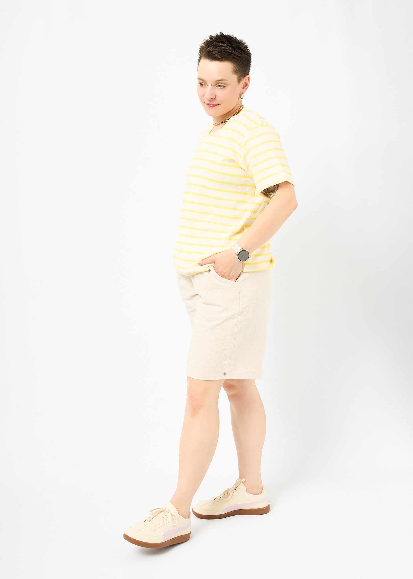 Melly trägt das Shirt Tara in Größe M und die Bermuda Shorts Leinen natur Größe M.