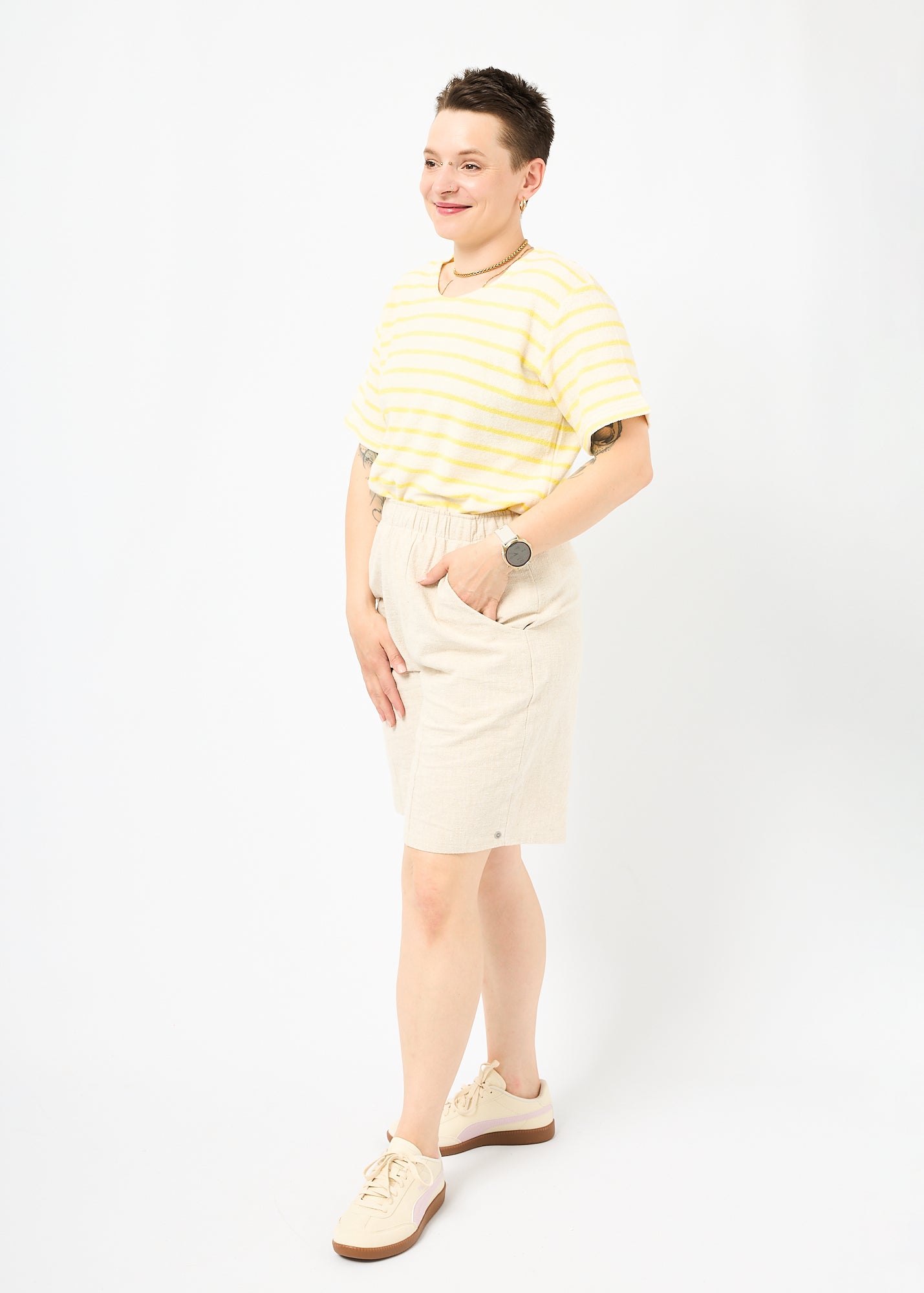 Melly trägt das Shirt Tara in Größe M und die Bermuda Shorts Leinen natur Größe M.