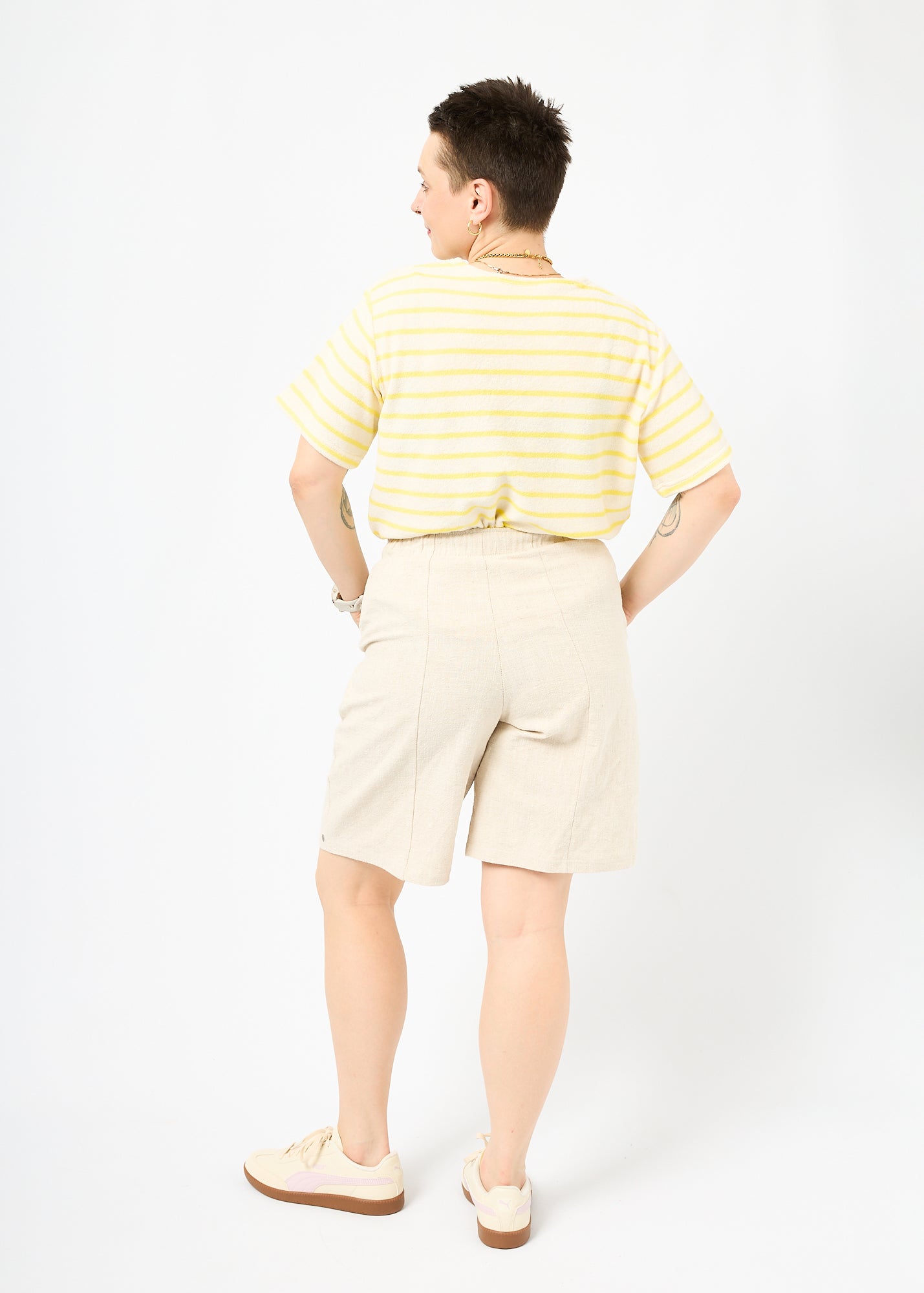 Melly trägt das Shirt Tara in Größe M und die Bermuda Shorts Leinen natur Größe M.