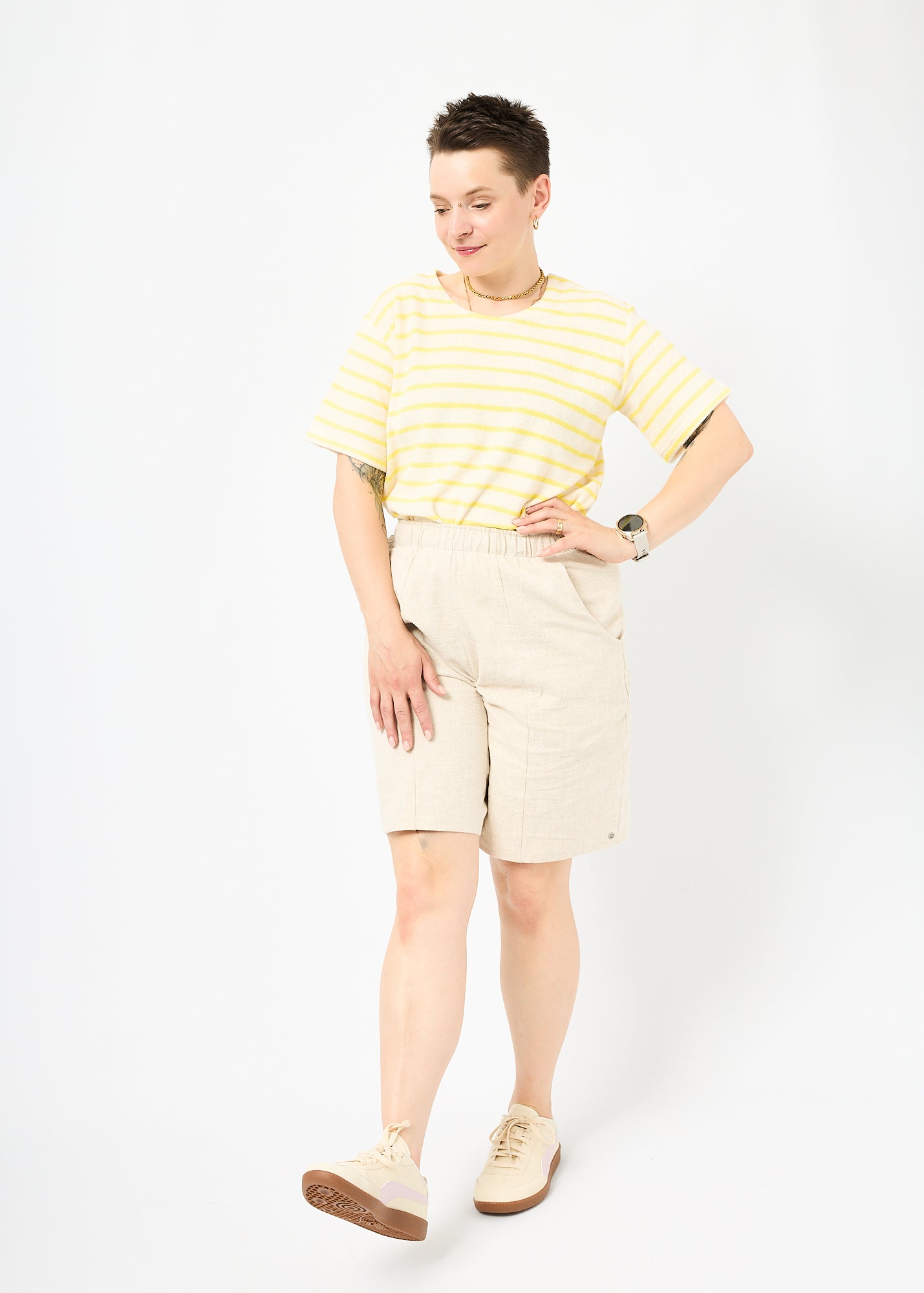 Melly trägt das Shirt Tara in Größe M und die Bermuda Shorts Leinen natur Größe M.