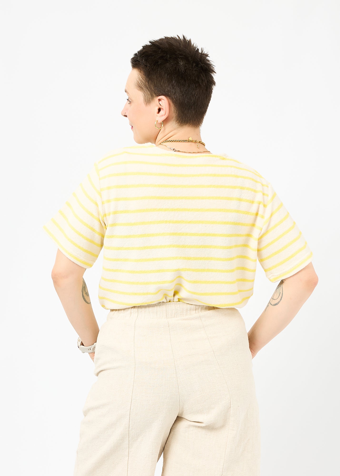Melly trägt das Shirt Tara in Größe M und die Bermuda Shorts Leinen natur Größe M.