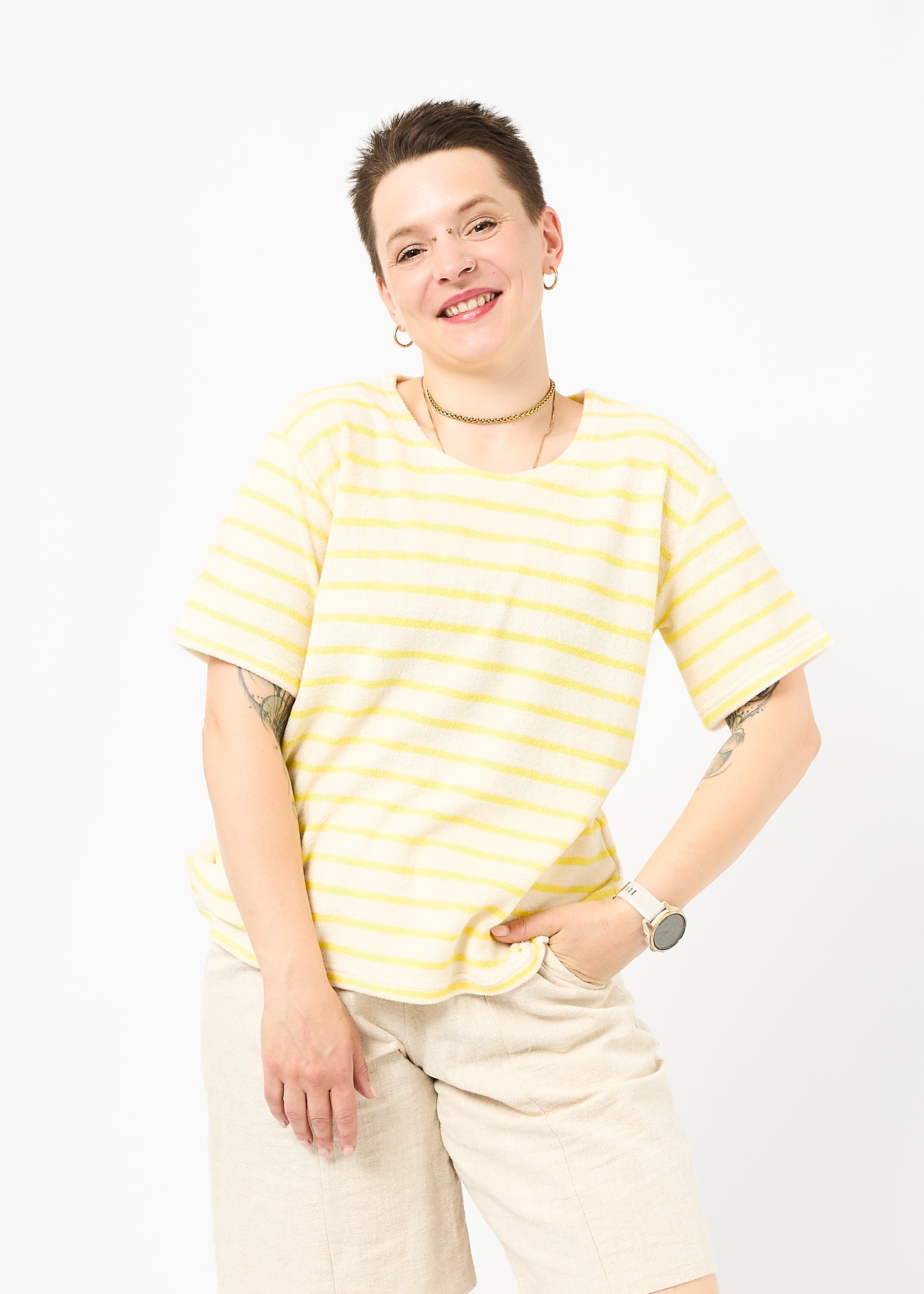 Melly trägt das Shirt Tara in Größe M und die Bermuda Shorts Leinen natur Größe M.