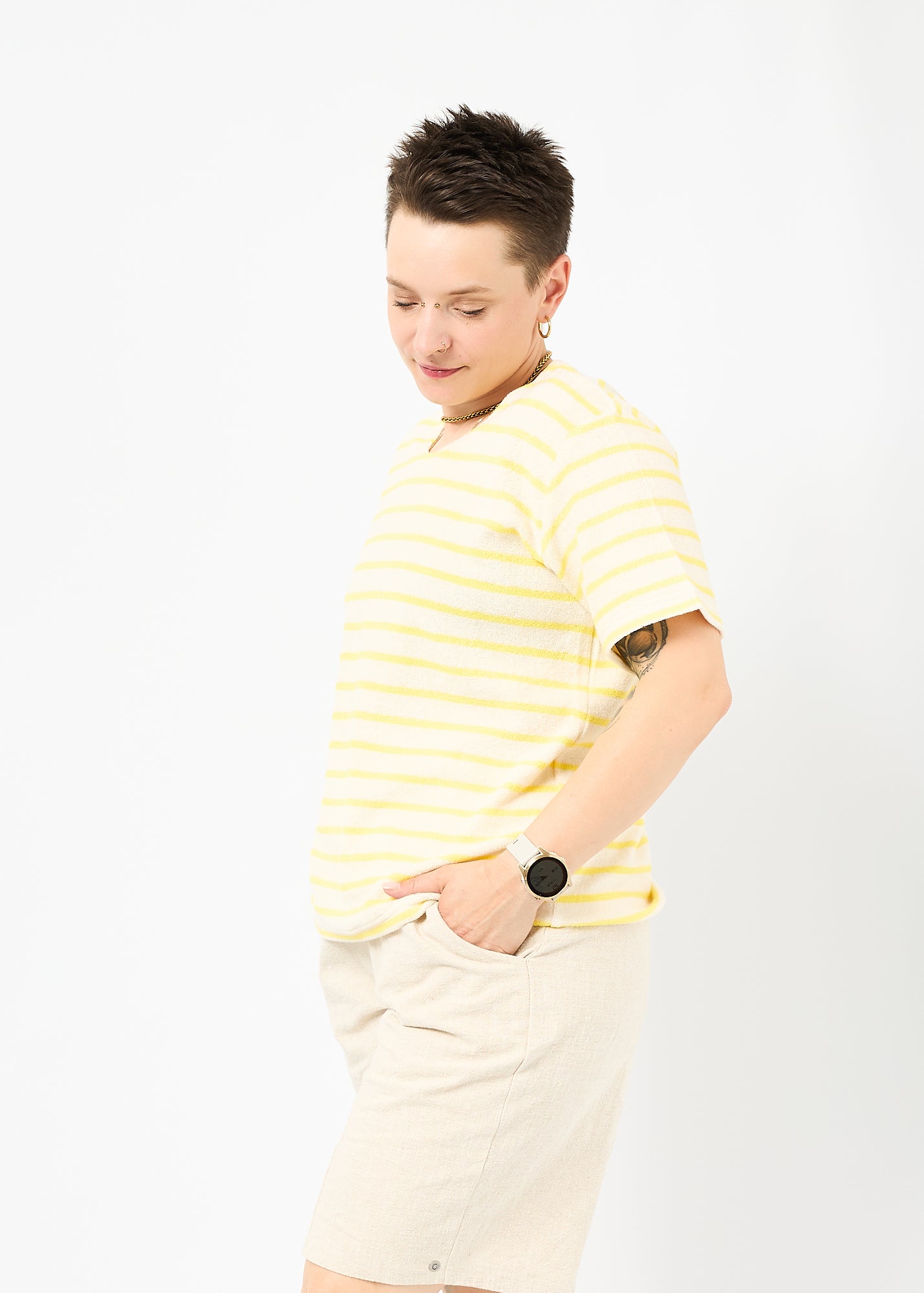 Melly trägt das Shirt Tara in Größe M und die Bermuda Shorts Leinen natur Größe M.