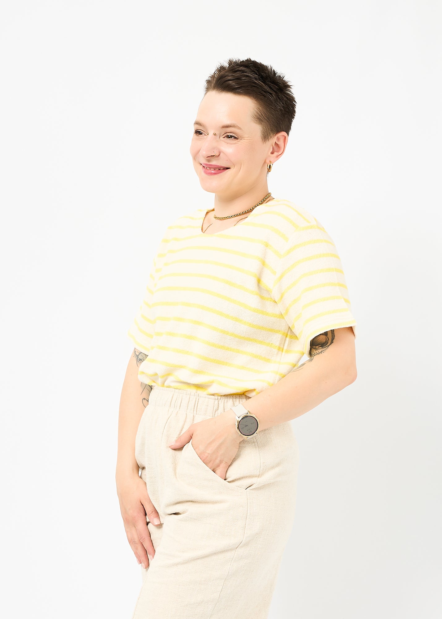 Melly trägt das Shirt Tara in Größe M und die Bermuda Shorts Leinen natur Größe M.