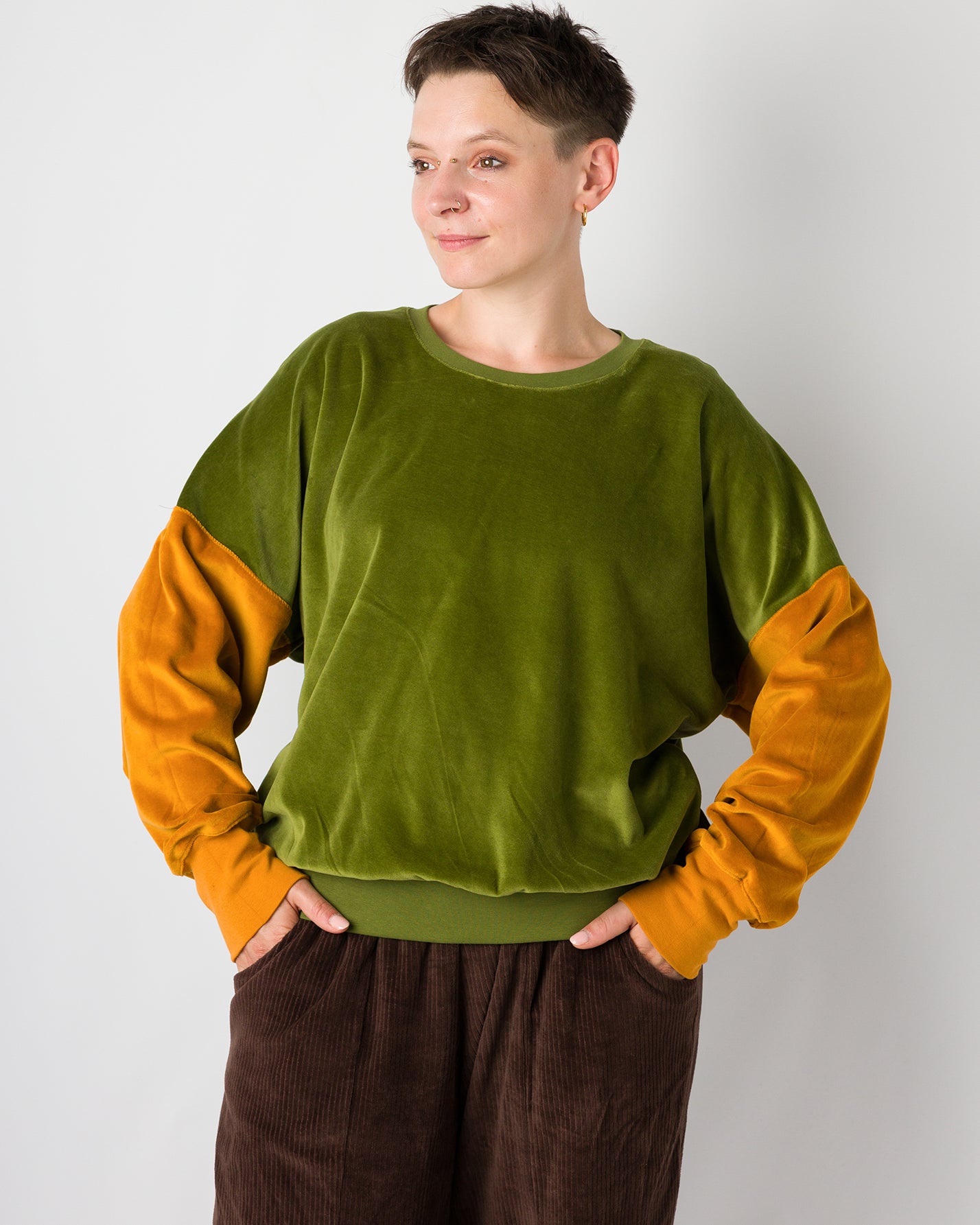 Melly trägt auf dem Foto 'Sophie' Größe S, Velvet Moosgrün/Karamell