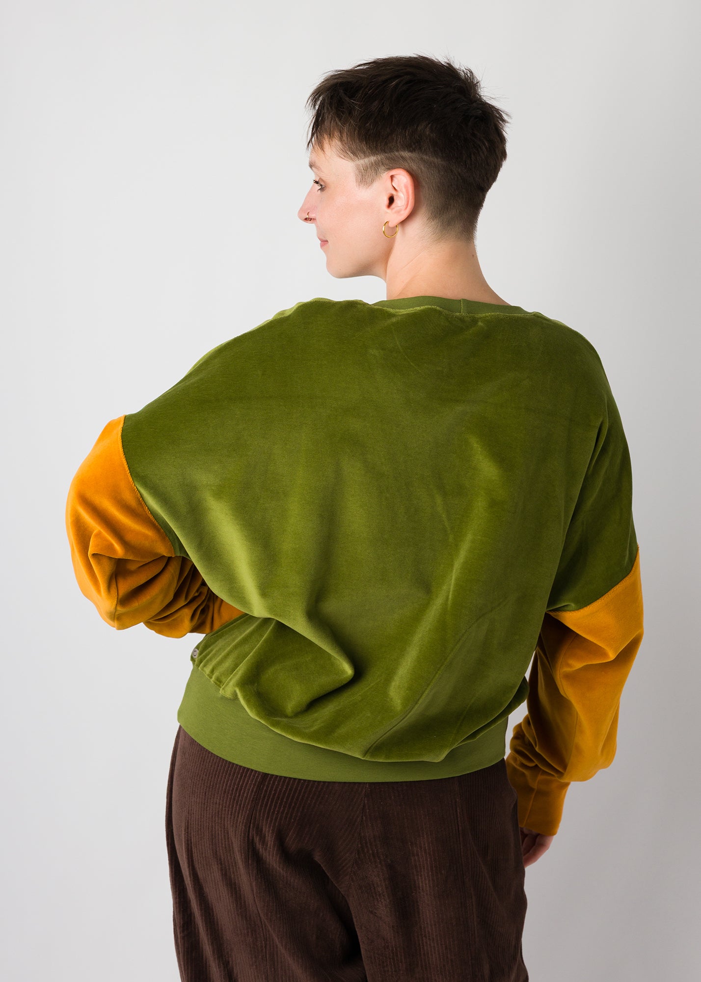 Melly trägt auf dem Foto 'Sophie' Größe S, Velvet Moosgrün/Karamell