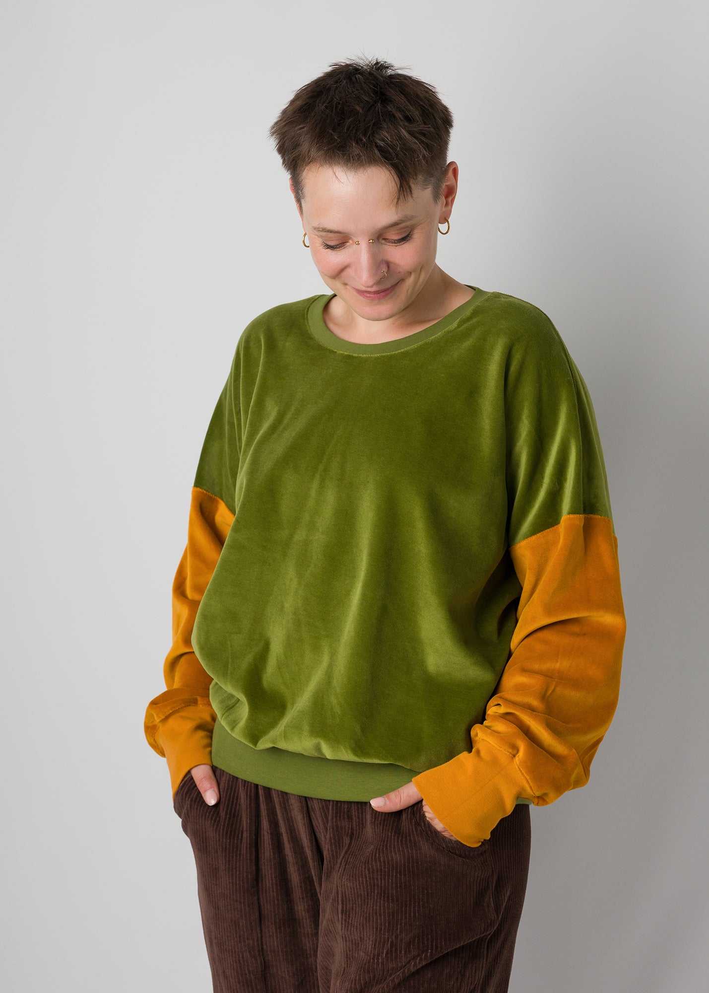 Melly trägt auf dem Foto 'Sophie' Größe S, Velvet Moosgrün/Karamell