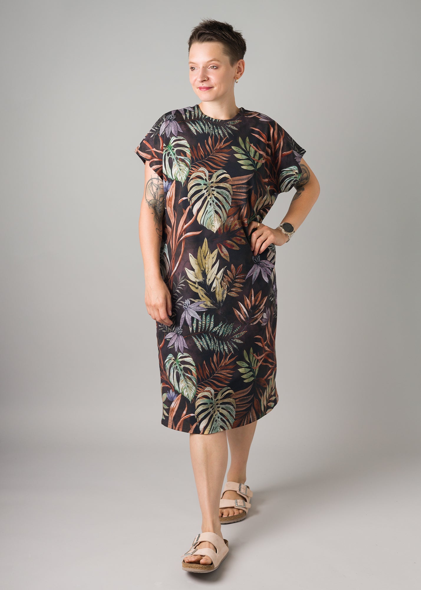 Melly trägt auf dem Foto 'Vivi' Größe S, Muster elastisch 'Plantlover'