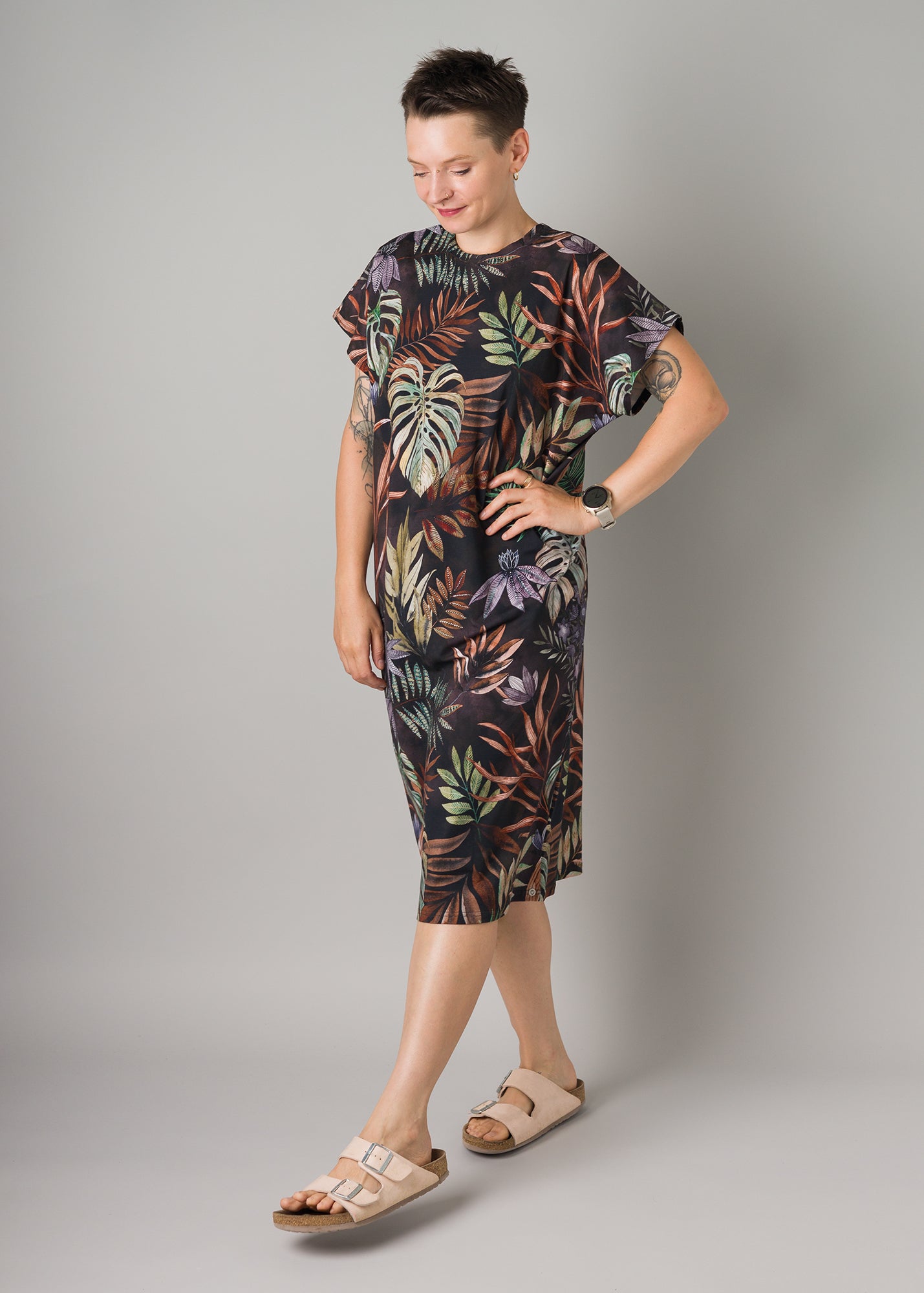 Melly trägt auf dem Foto 'Vivi' Größe S, Muster elastisch 'Plantlover'