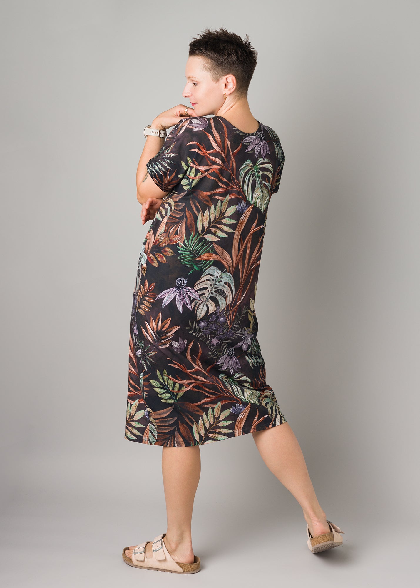 Melly trägt auf dem Foto 'Vivi' Größe S, Muster elastisch 'Plantlover'