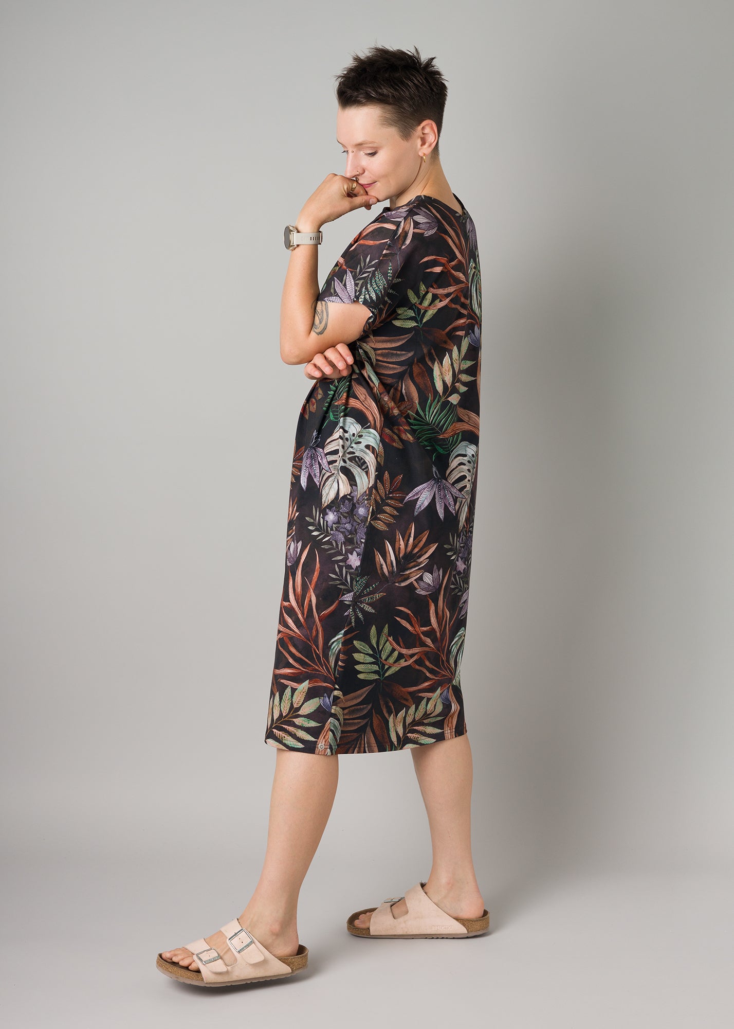 Melly trägt auf dem Foto 'Vivi' Größe S, Muster elastisch 'Plantlover'