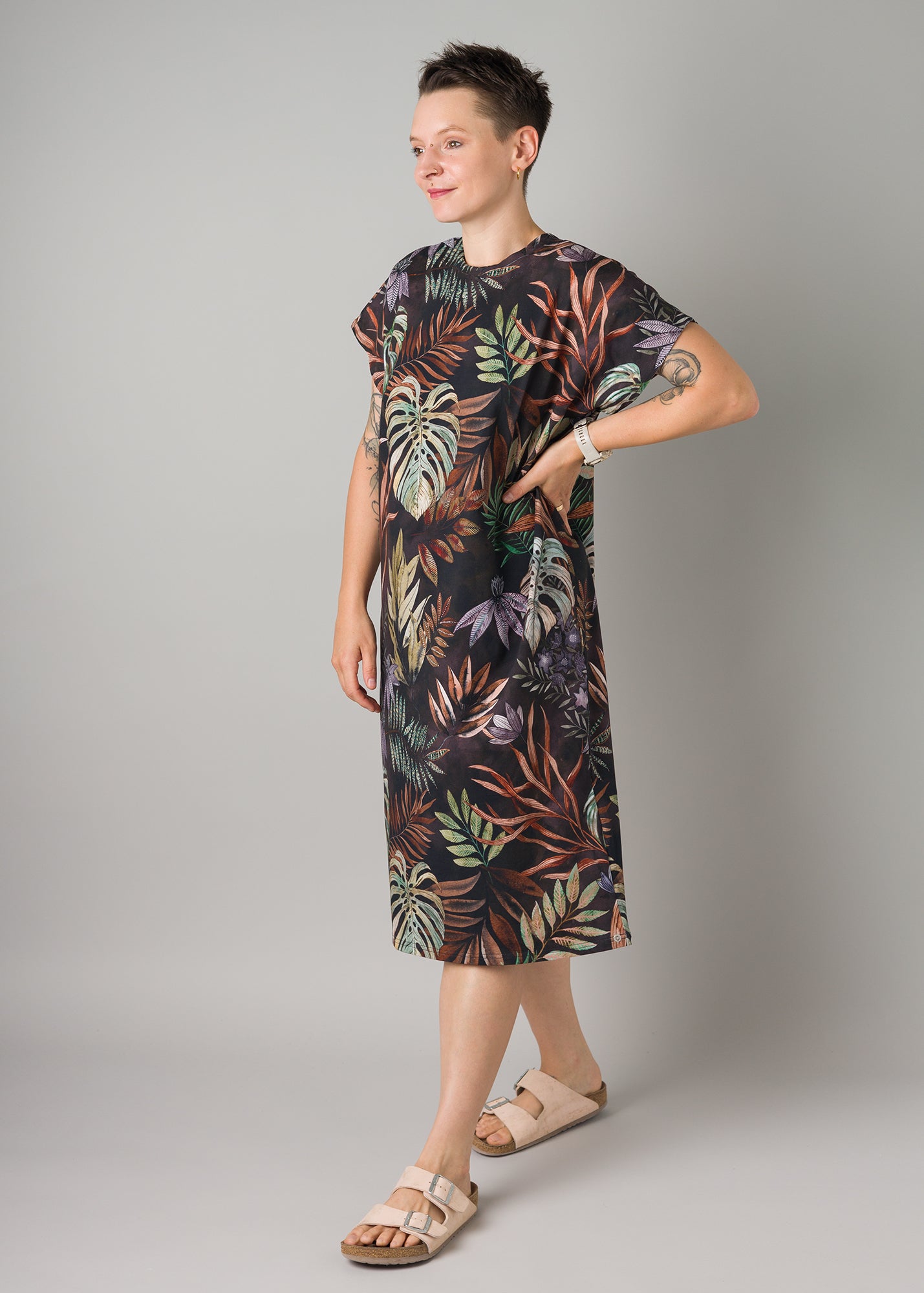 Melly trägt auf dem Foto 'Vivi' Größe S, Muster elastisch 'Plantlover'