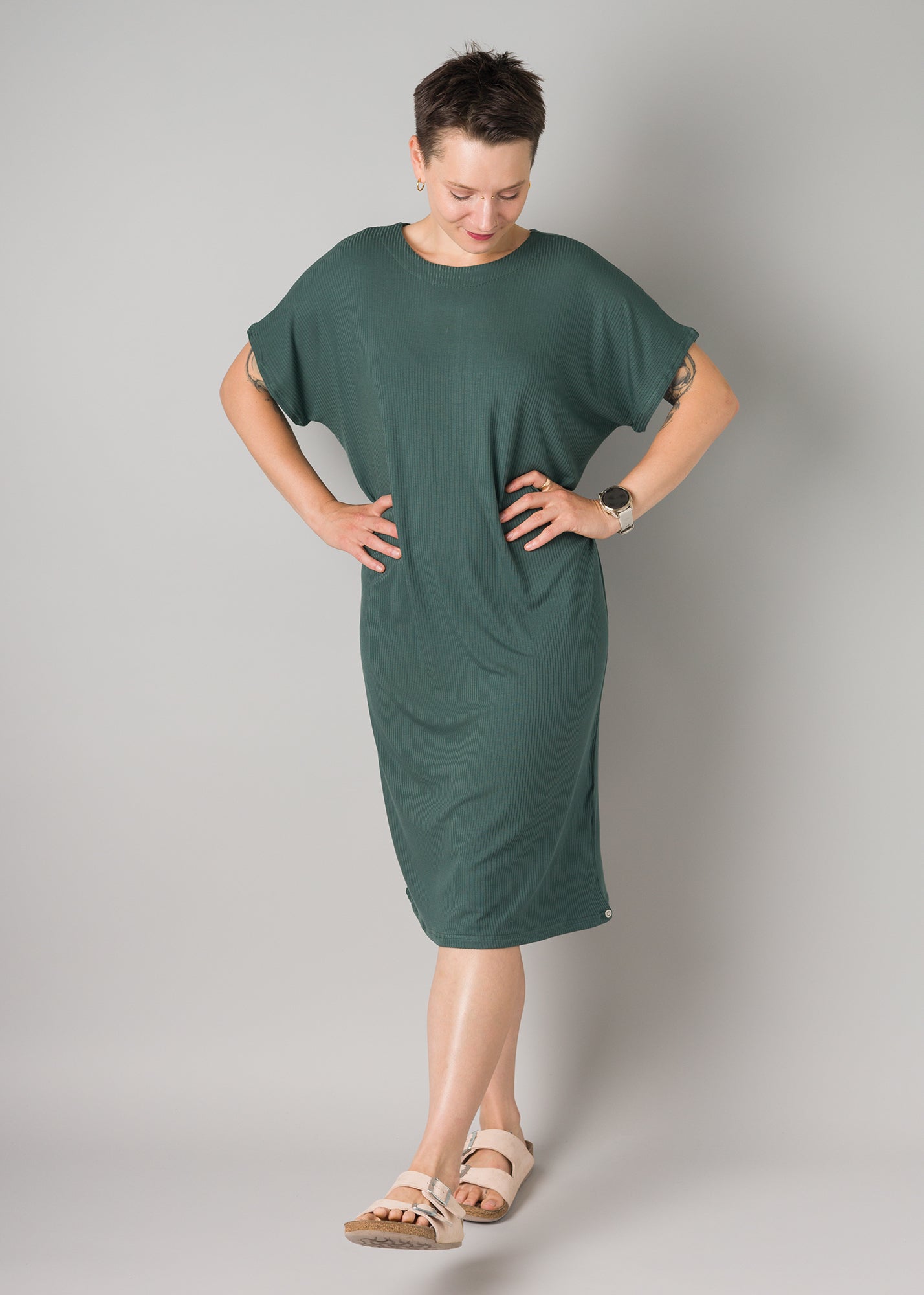 Melly trägt auf dem Foto 'Vivi' Größe S, Rippjersey waldgrün