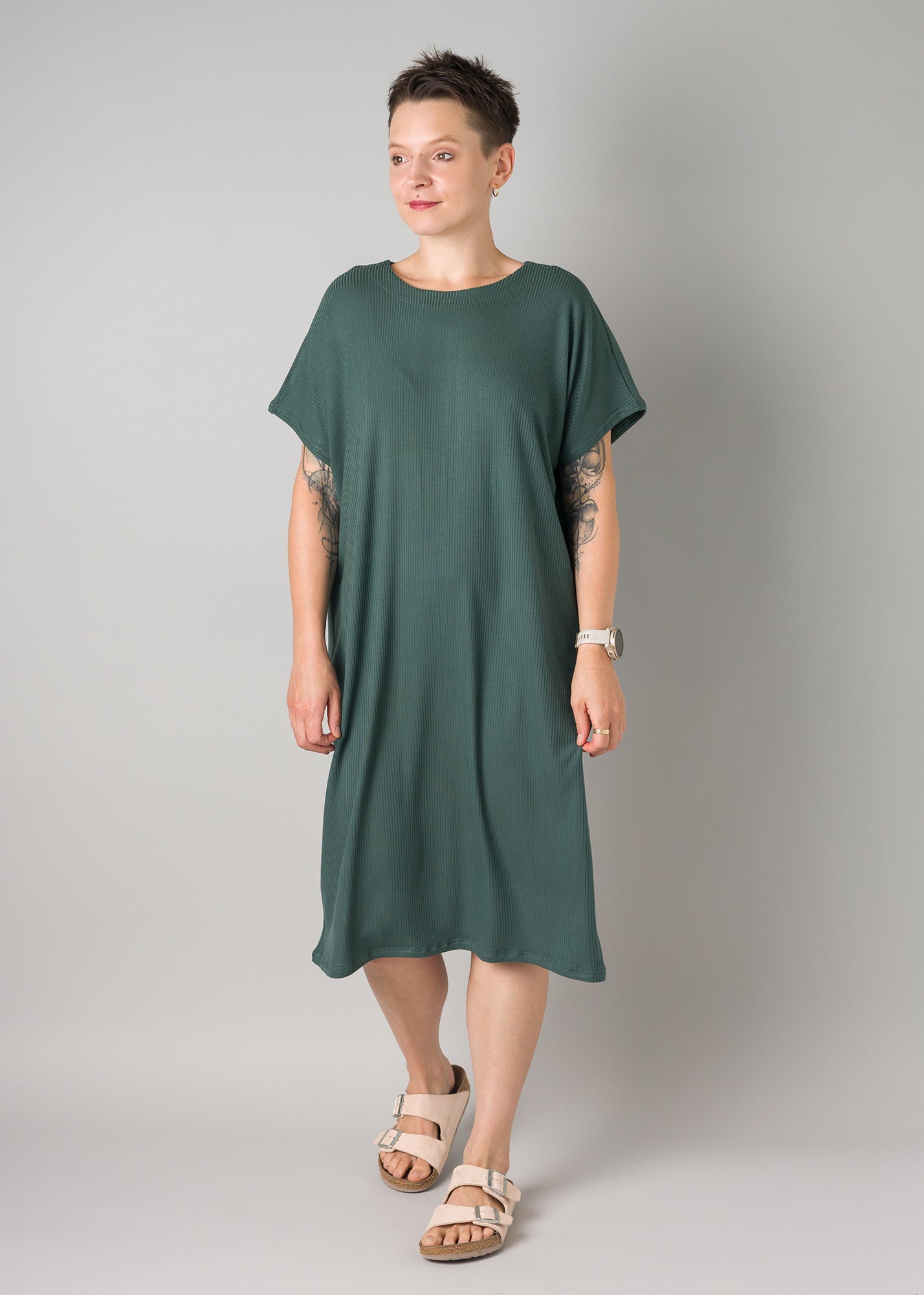 Melly trägt auf dem Foto 'Vivi' Größe S, Rippjersey waldgrün