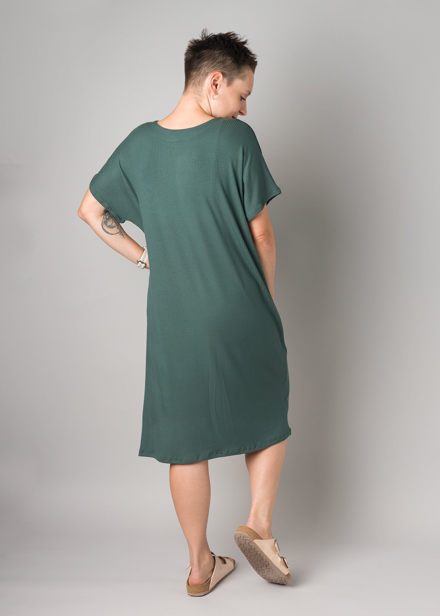 Melly trägt auf dem Foto 'Vivi' Größe S, Rippjersey waldgrün