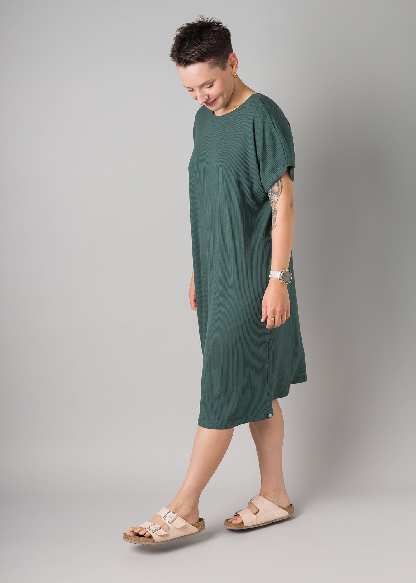 Melly trägt auf dem Foto 'Vivi' Größe S, Rippjersey waldgrün