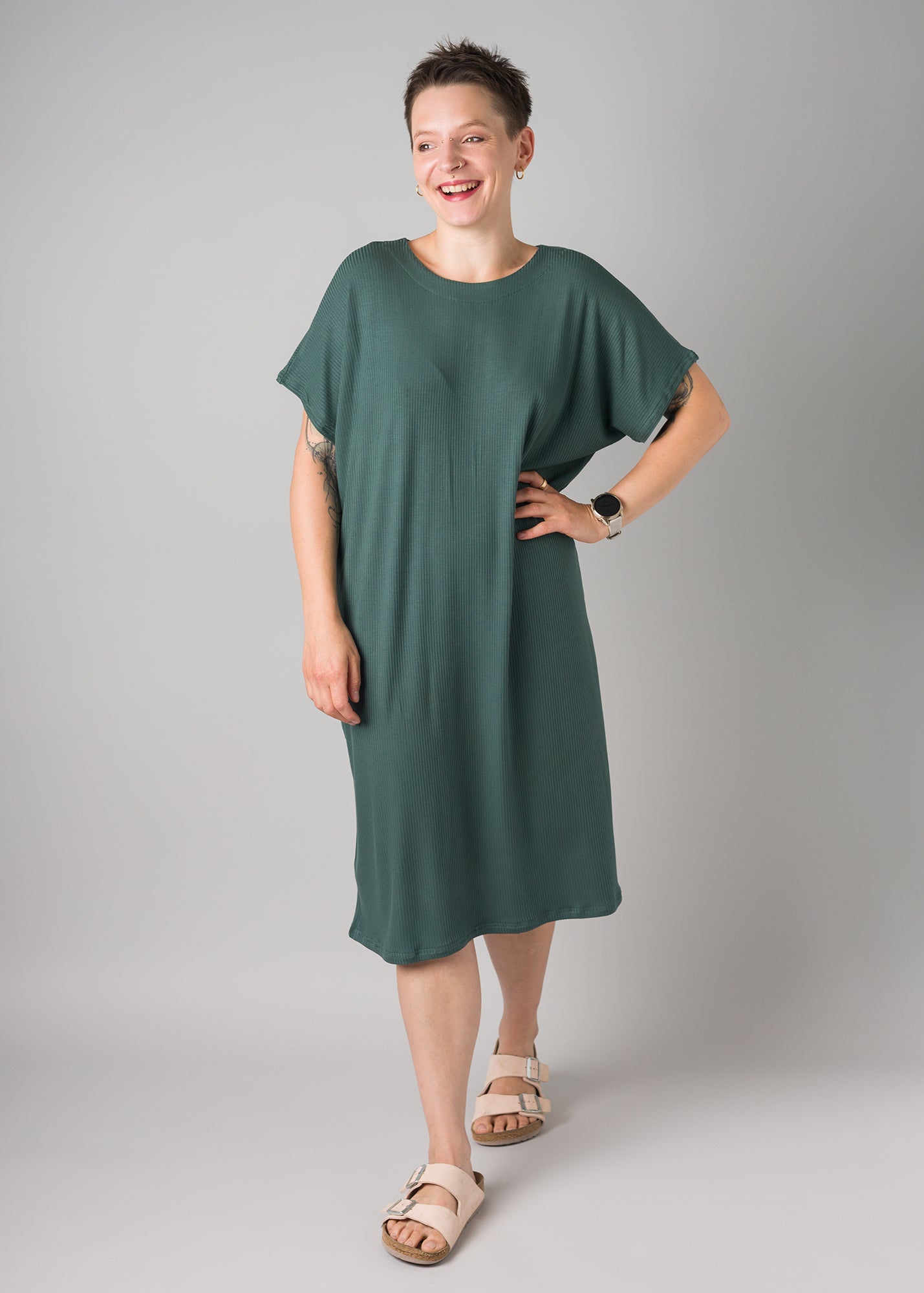 Melly trägt auf dem Foto 'Vivi' Größe S, Rippjersey waldgrün