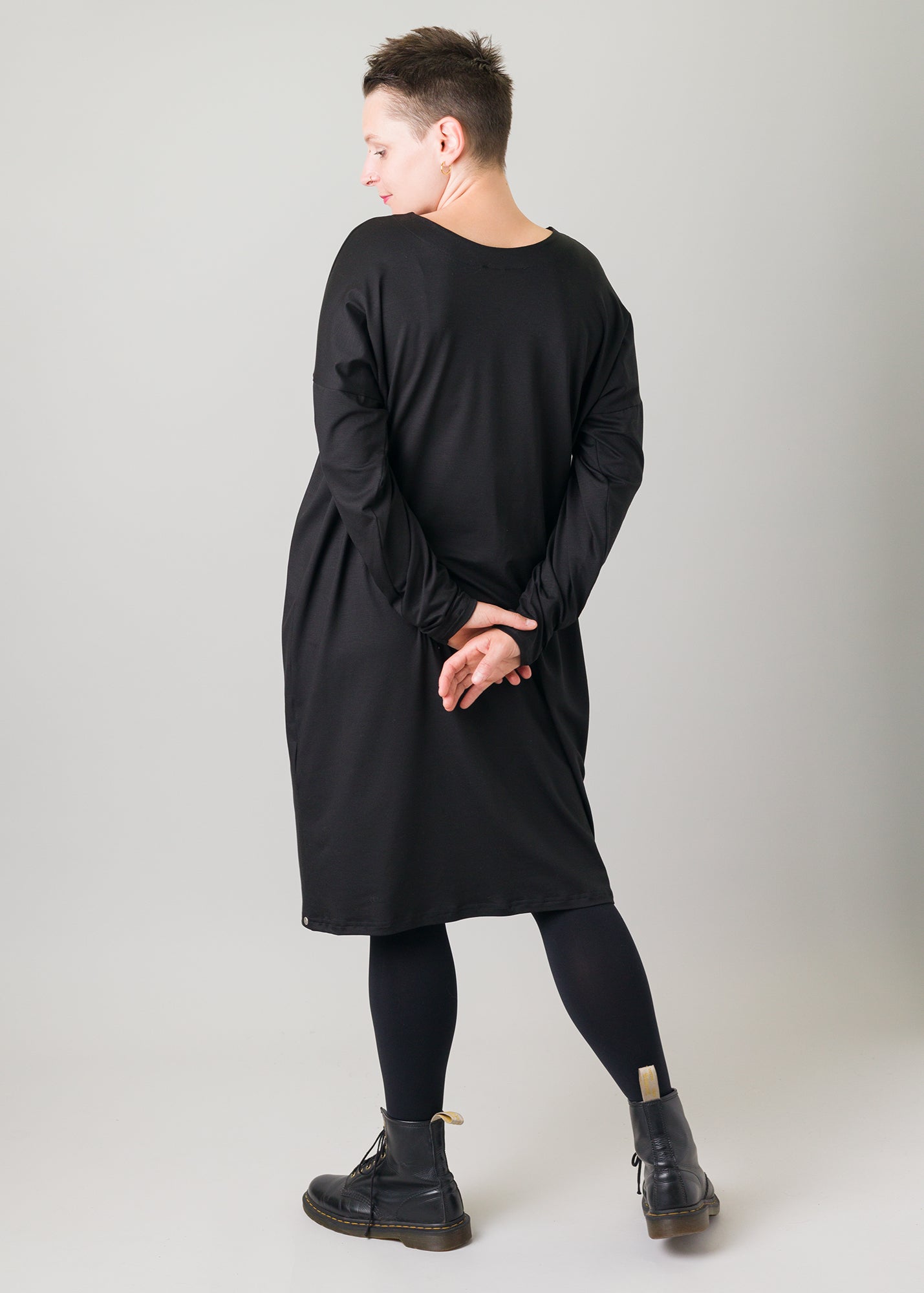 Melly trägt auf dem Foto 'Vivi' Größe S, Tenceljersey schwarz