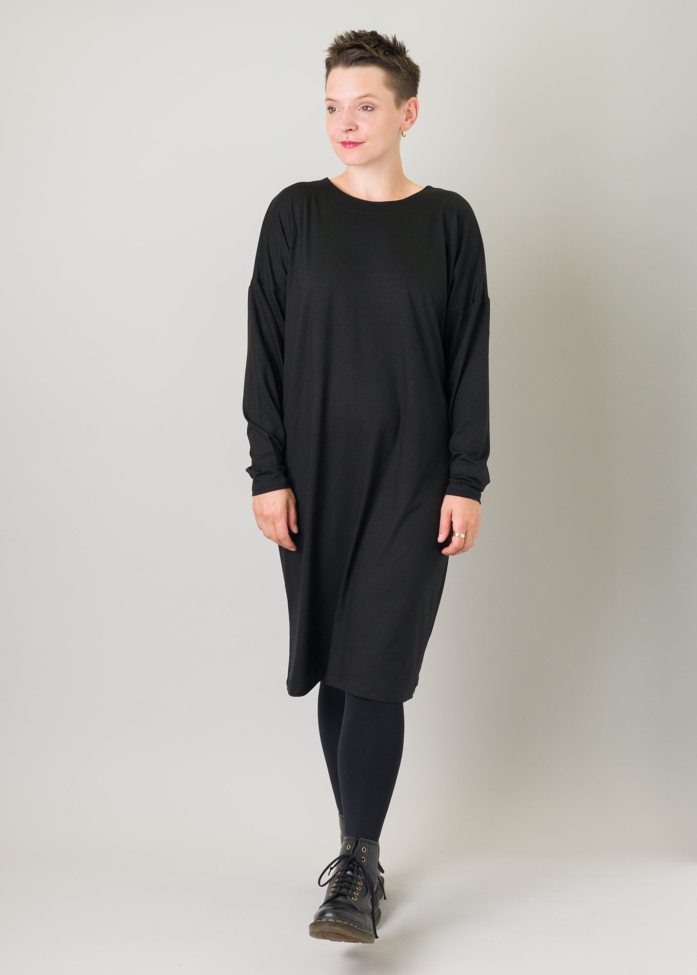 Melly trägt auf dem Foto 'Vivi' Größe S, Tenceljersey schwarz