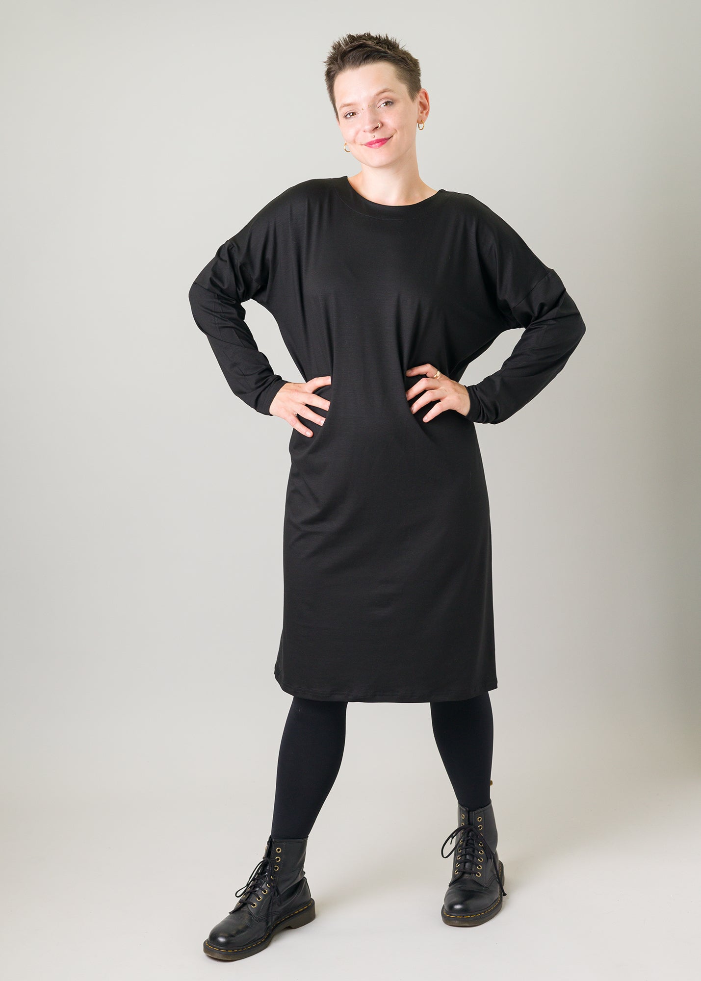 Melly trägt auf dem Foto 'Vivi' Größe S, Tenceljersey schwarz