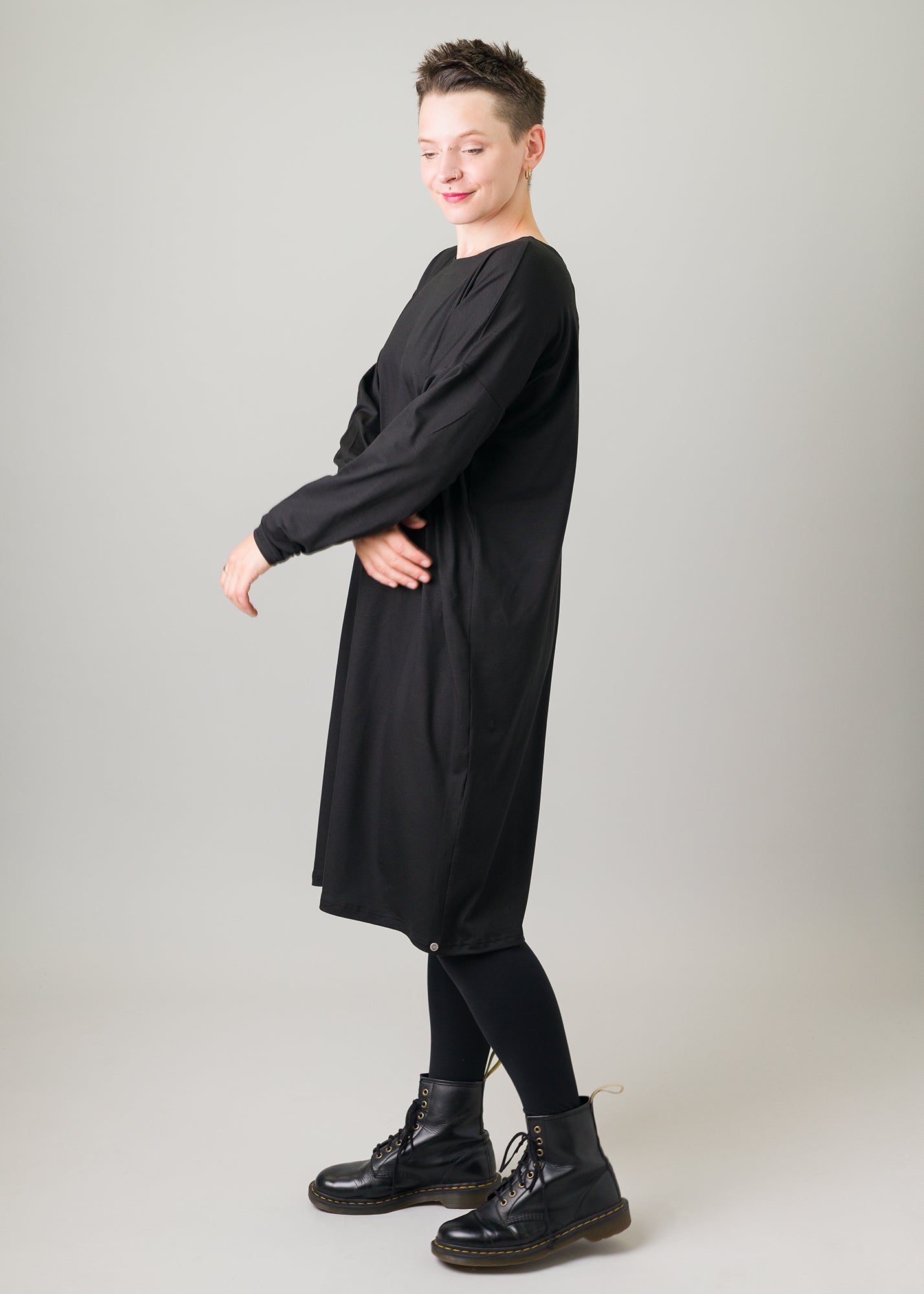 Melly trägt auf dem Foto 'Vivi' Größe S, Tenceljersey schwarz