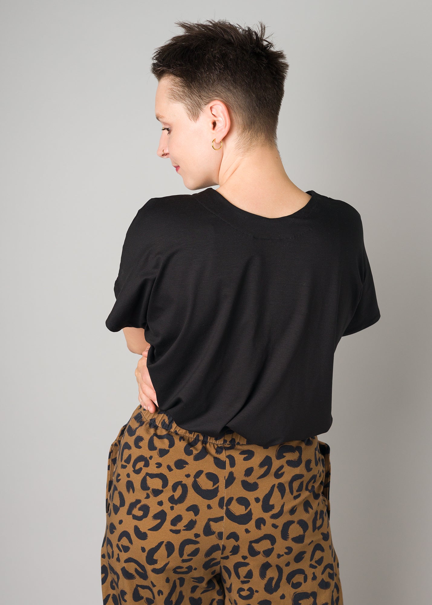 Melly trägt auf dem Foto 'Viviane' Größe S, Tenceljersey schwarz