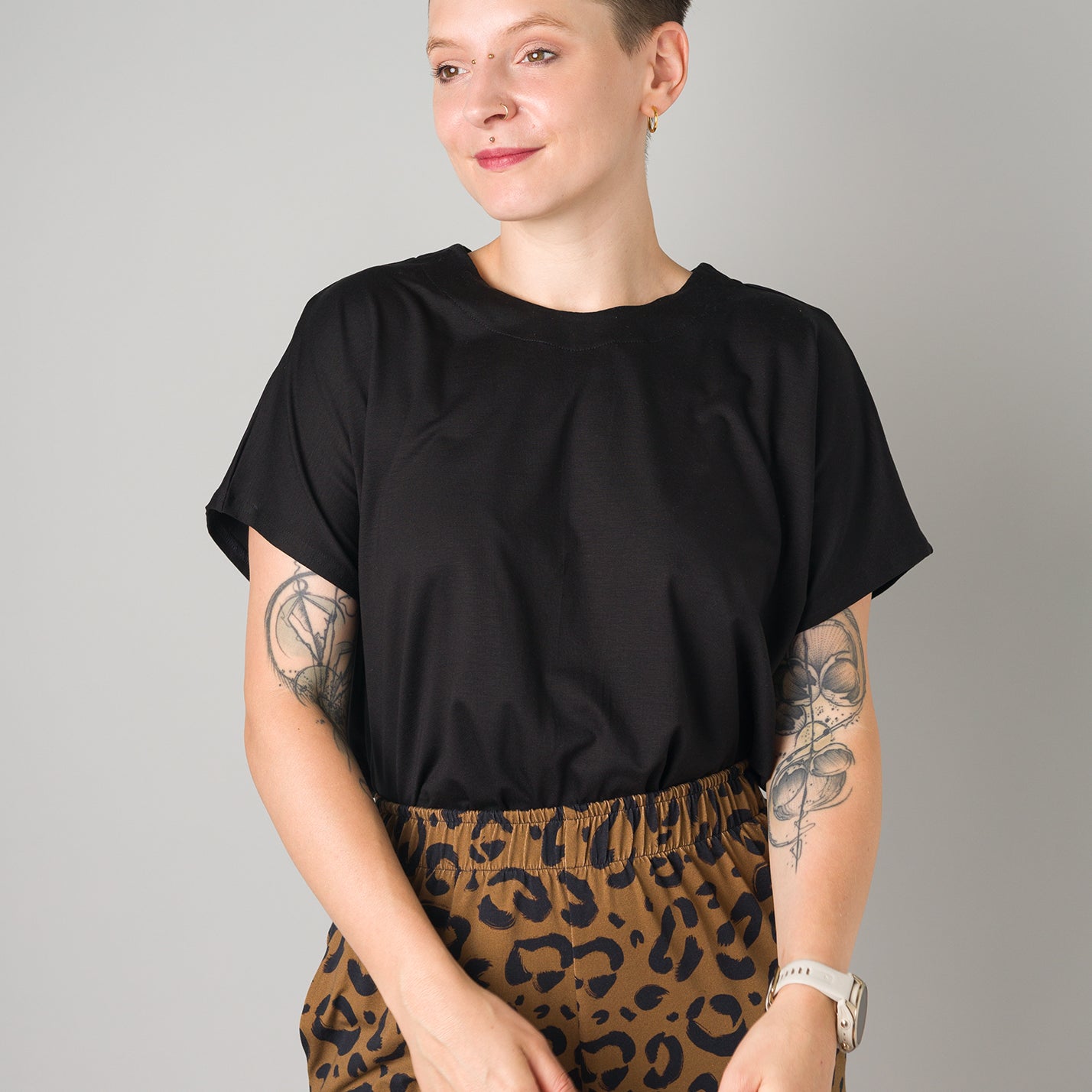 Melly trägt auf dem Foto 'Viviane' Größe S, Tenceljersey schwarz