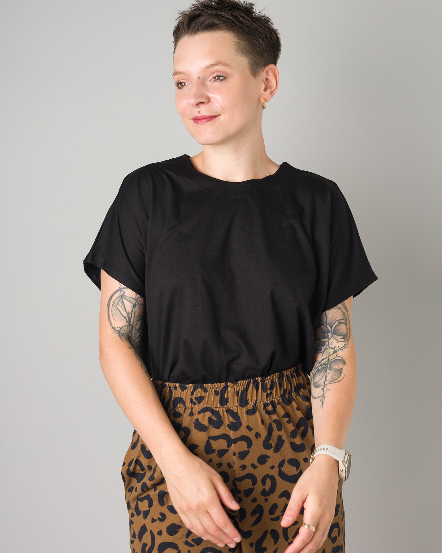 Melly trägt auf dem Foto 'Viviane' Größe S, Tenceljersey schwarz