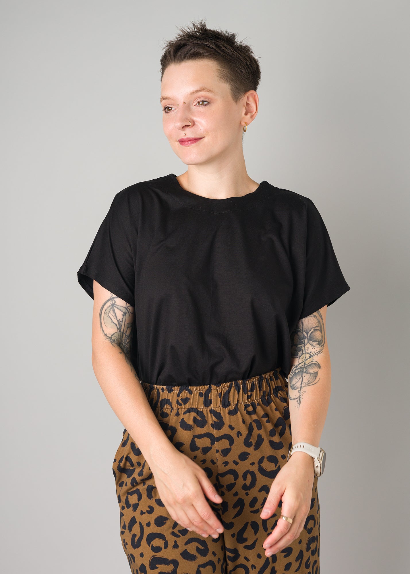 Melly trägt auf dem Foto 'Viviane' Größe S, Tenceljersey schwarz