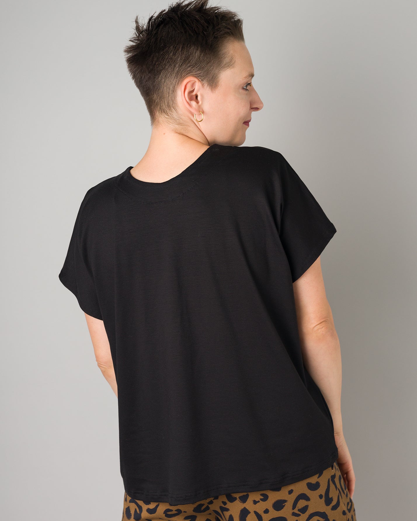 Melly trägt auf dem Foto 'Viviane' Größe S, Tenceljersey schwarz