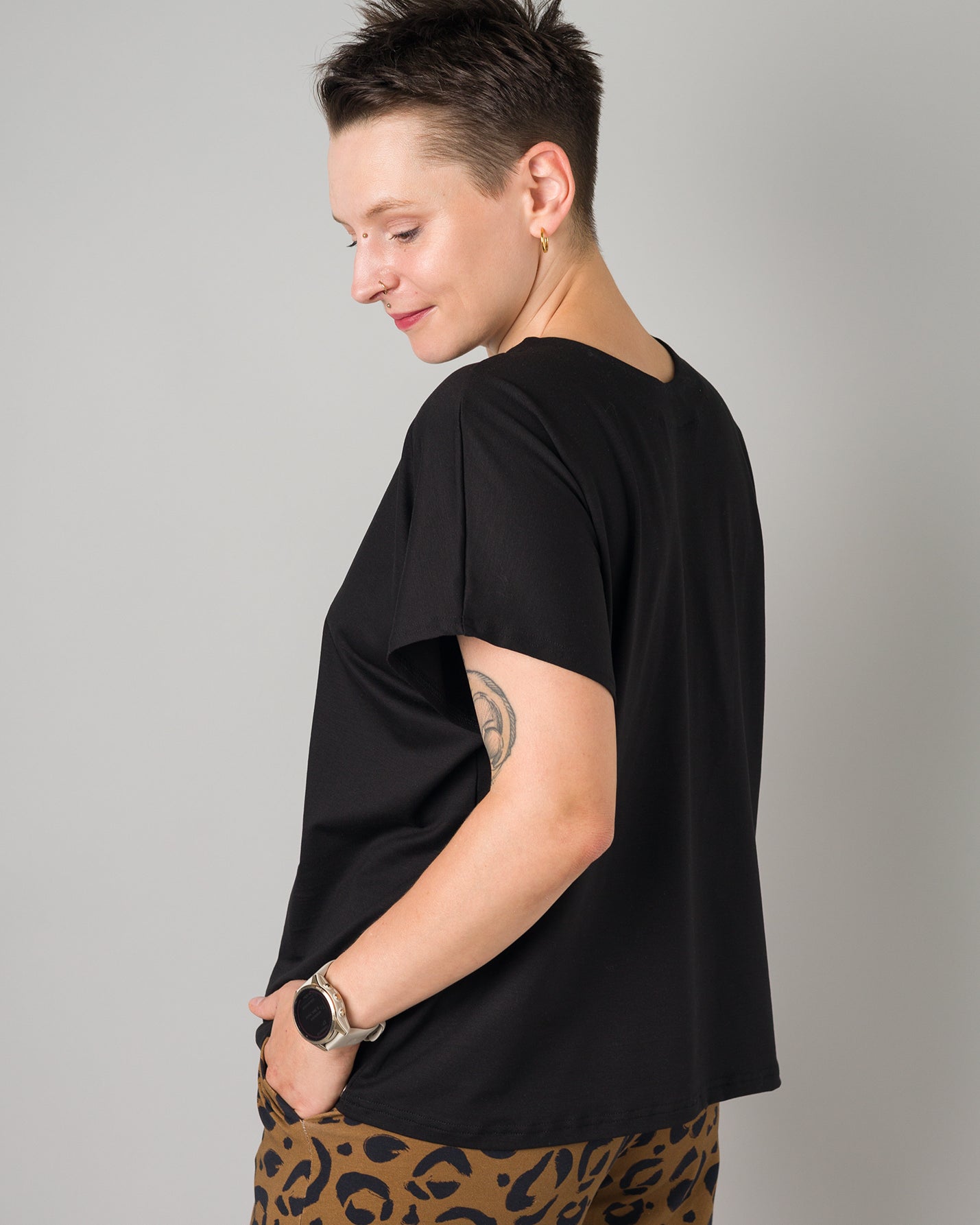 Melly trägt auf dem Foto 'Viviane' Größe S, Tenceljersey schwarz