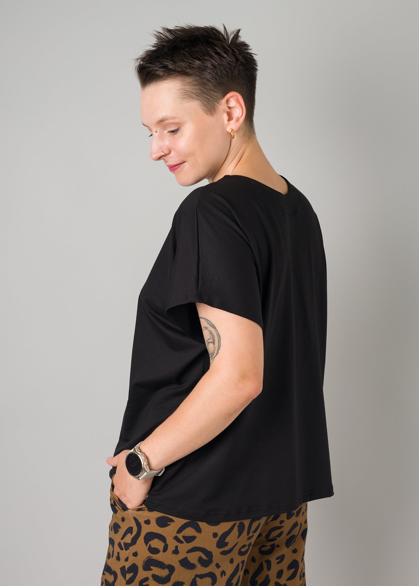 Melly trägt auf dem Foto 'Viviane' Größe S, Tenceljersey schwarz