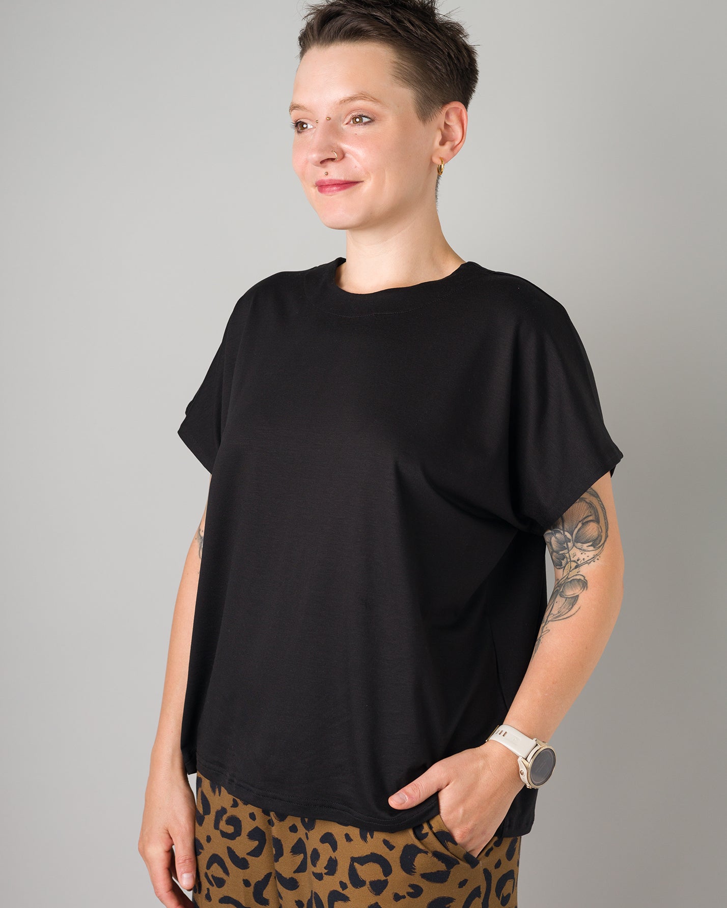 Melly trägt auf dem Foto 'Viviane' Größe S, Tenceljersey schwarz