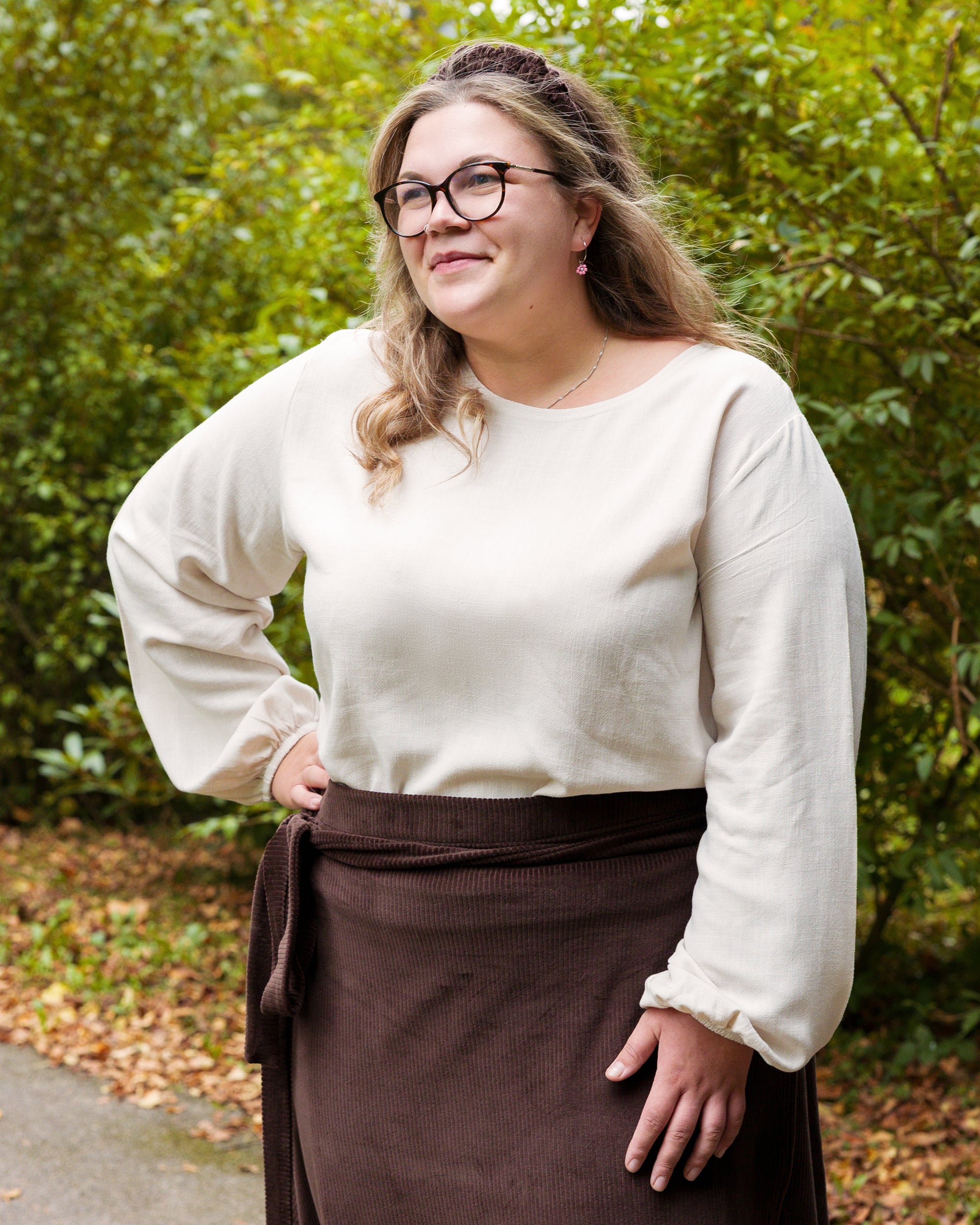 Vroni trägt auf dem Foto 'Greta' Größe 4XL, EcoVeroLeinen Ecru und 'Wanda Midi' Größe 4XL, Velvet-Cord braun