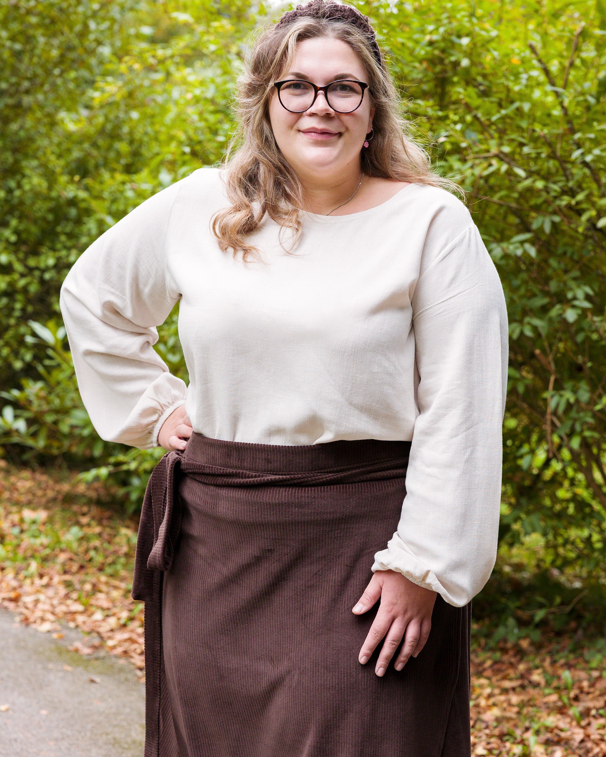 Vroni trägt auf dem Foto 'Greta' Größe 4XL, EcoVeroLeinen Ecru und 'Wanda Midi' Größe 4XL, Velvet-Cord braun