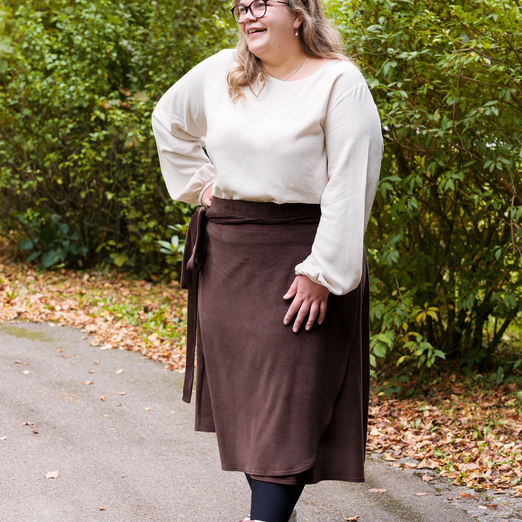 Vroni trägt auf dem Foto 'Greta' Größe 4XL, EcoVeroLeinen Ecru und 'Wanda Midi' Größe 4XL, Velvet-Cord braun