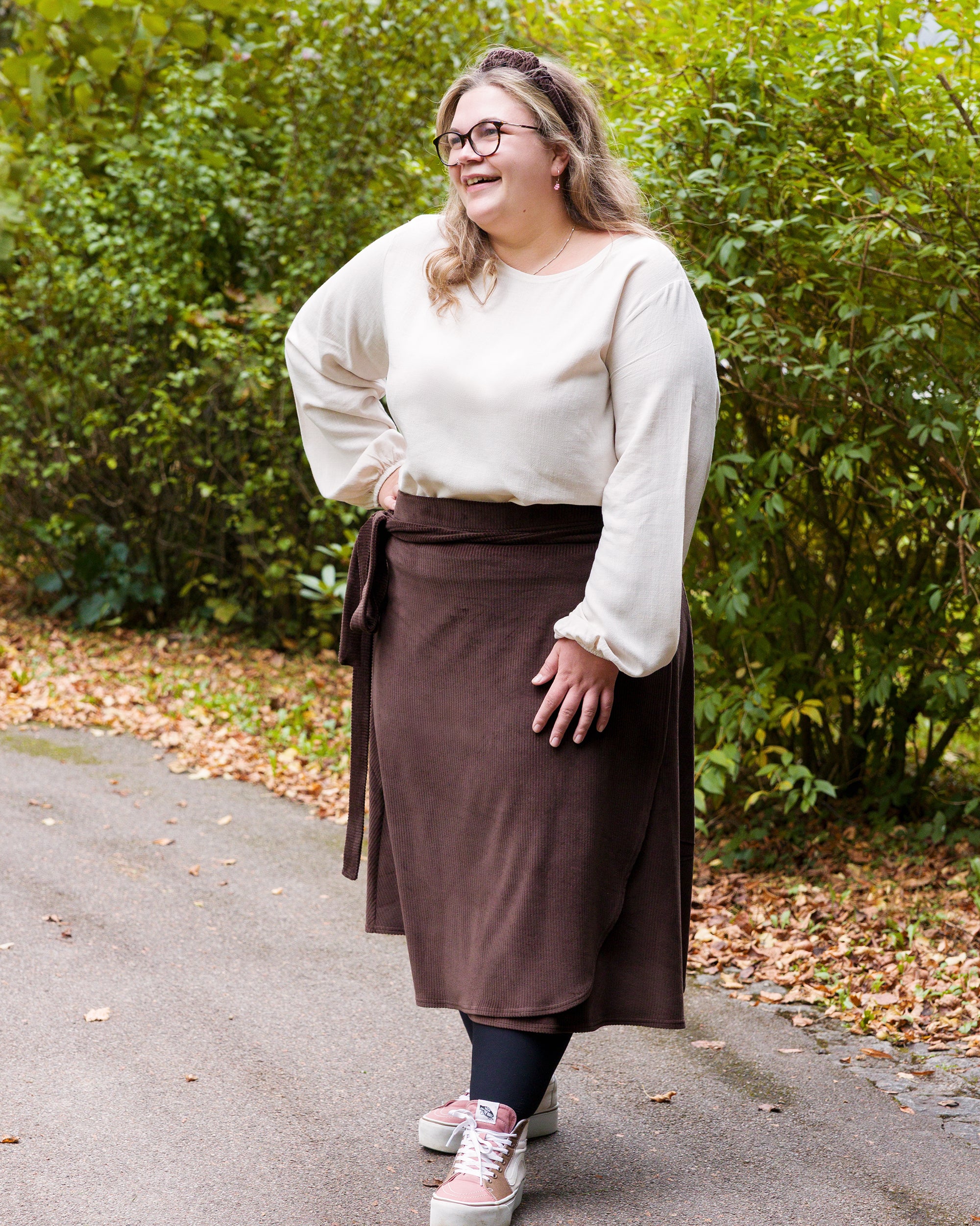 Vroni trägt auf dem Foto 'Greta' Größe 4XL, EcoVeroLeinen Ecru und 'Wanda Midi' Größe 4XL, Velvet-Cord braun