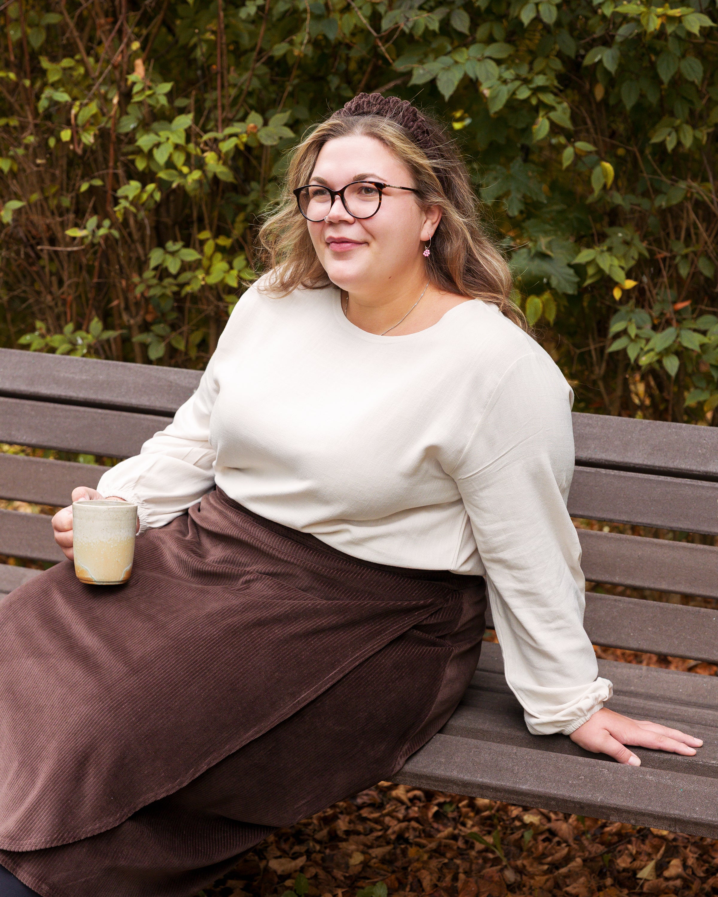 Vroni trägt auf dem Foto 'Greta' Größe 4XL, EcoVeroLeinen Ecru und 'Wanda Midi' Größe 4XL, Velvet-Cord braun