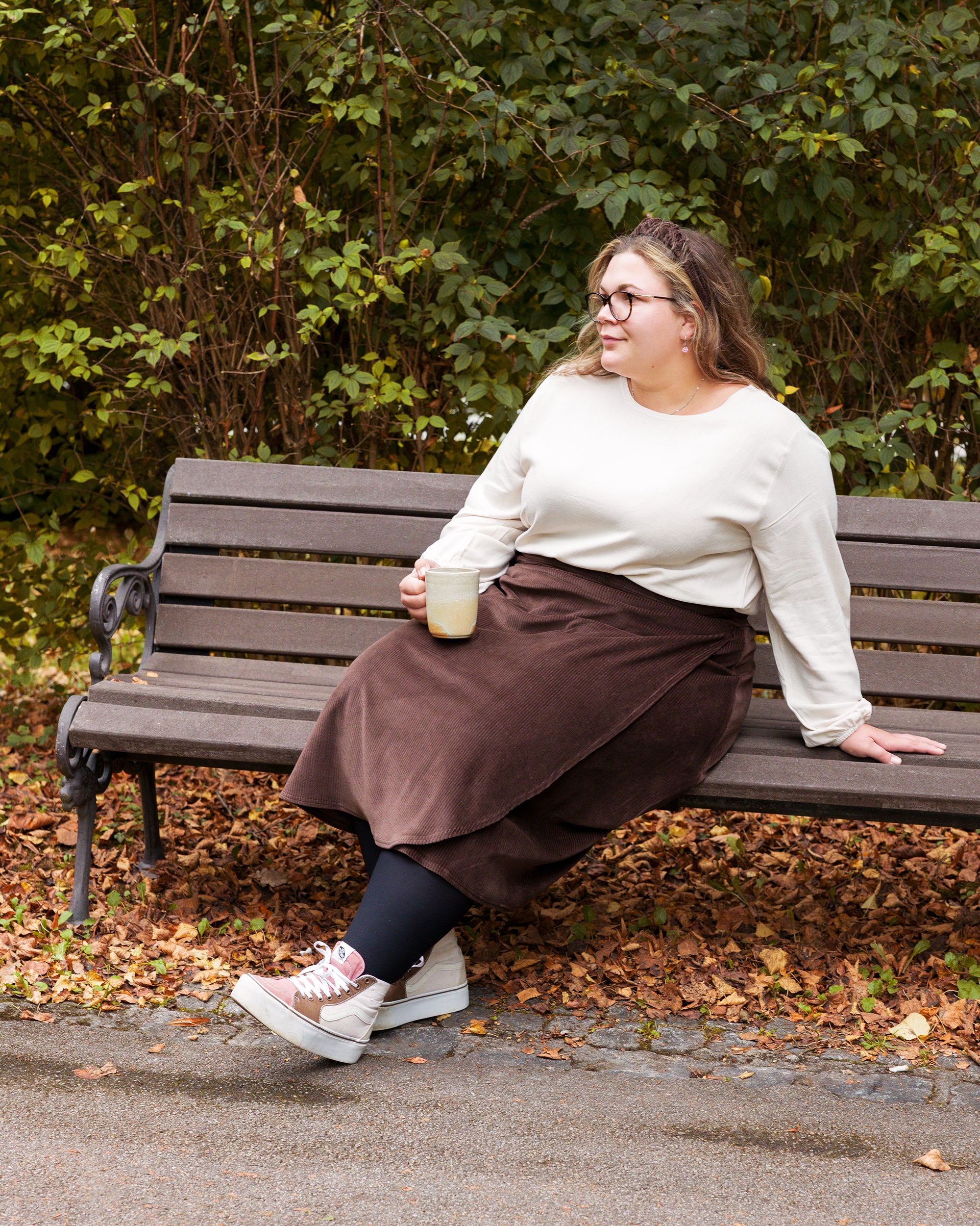 Vroni trägt auf dem Foto 'Greta' Größe 4XL, EcoVeroLeinen Ecru und 'Wanda Midi' Größe 4XL, Velvet-Cord braun