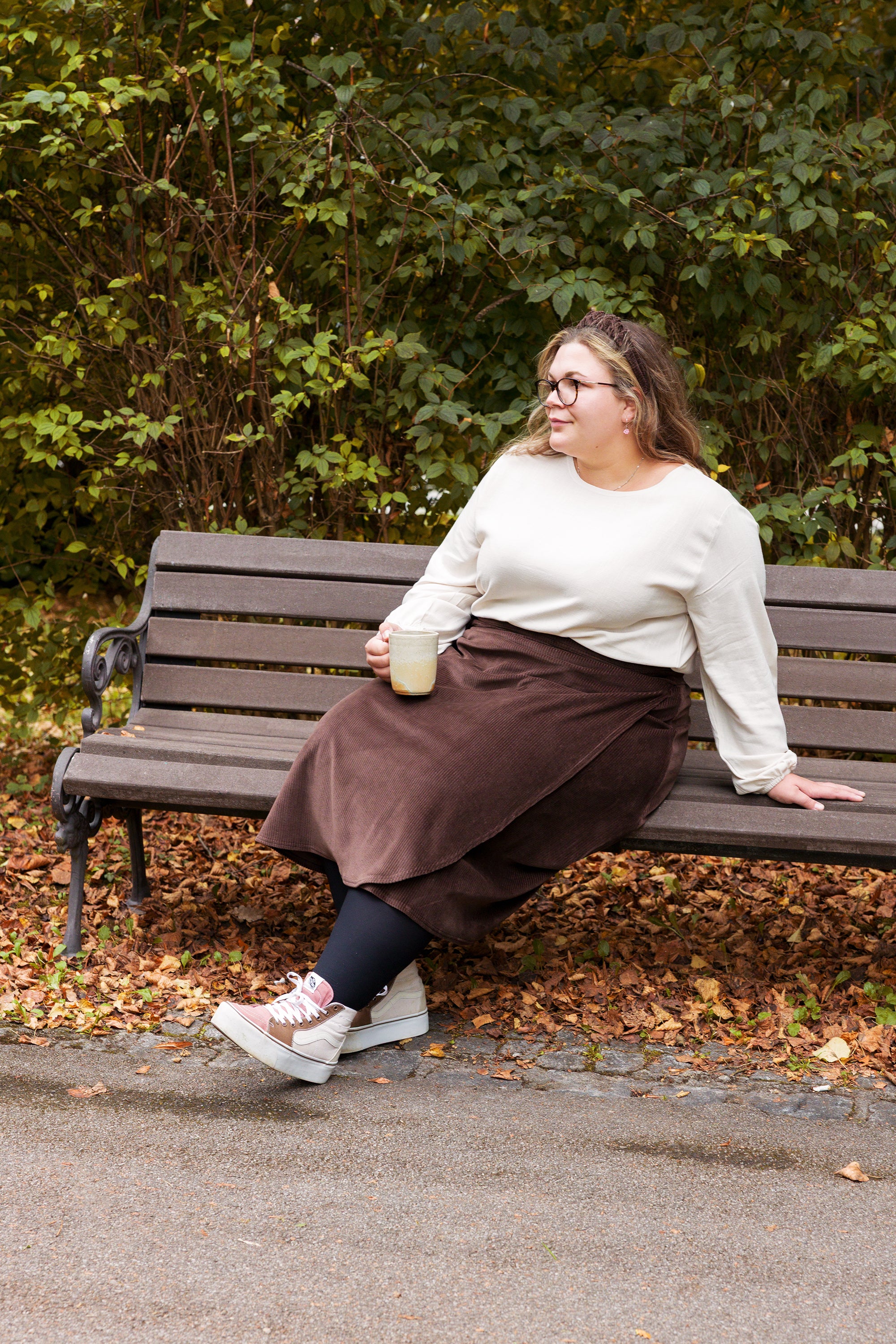 Vroni trägt auf dem Foto 'Greta' Größe 4XL, EcoVeroLeinen Ecru und 'Wanda Midi' Größe 4XL, Velvet-Cord braun