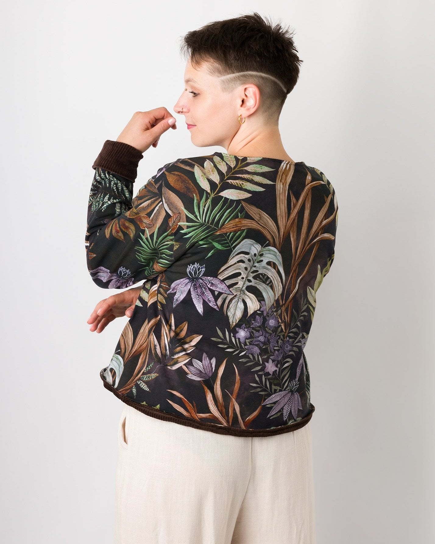 Melly trägt auf dem Foto 'Waldemar' Größe S/M, Velvet-Cord braun/Muster elastisch 'Plantlover'