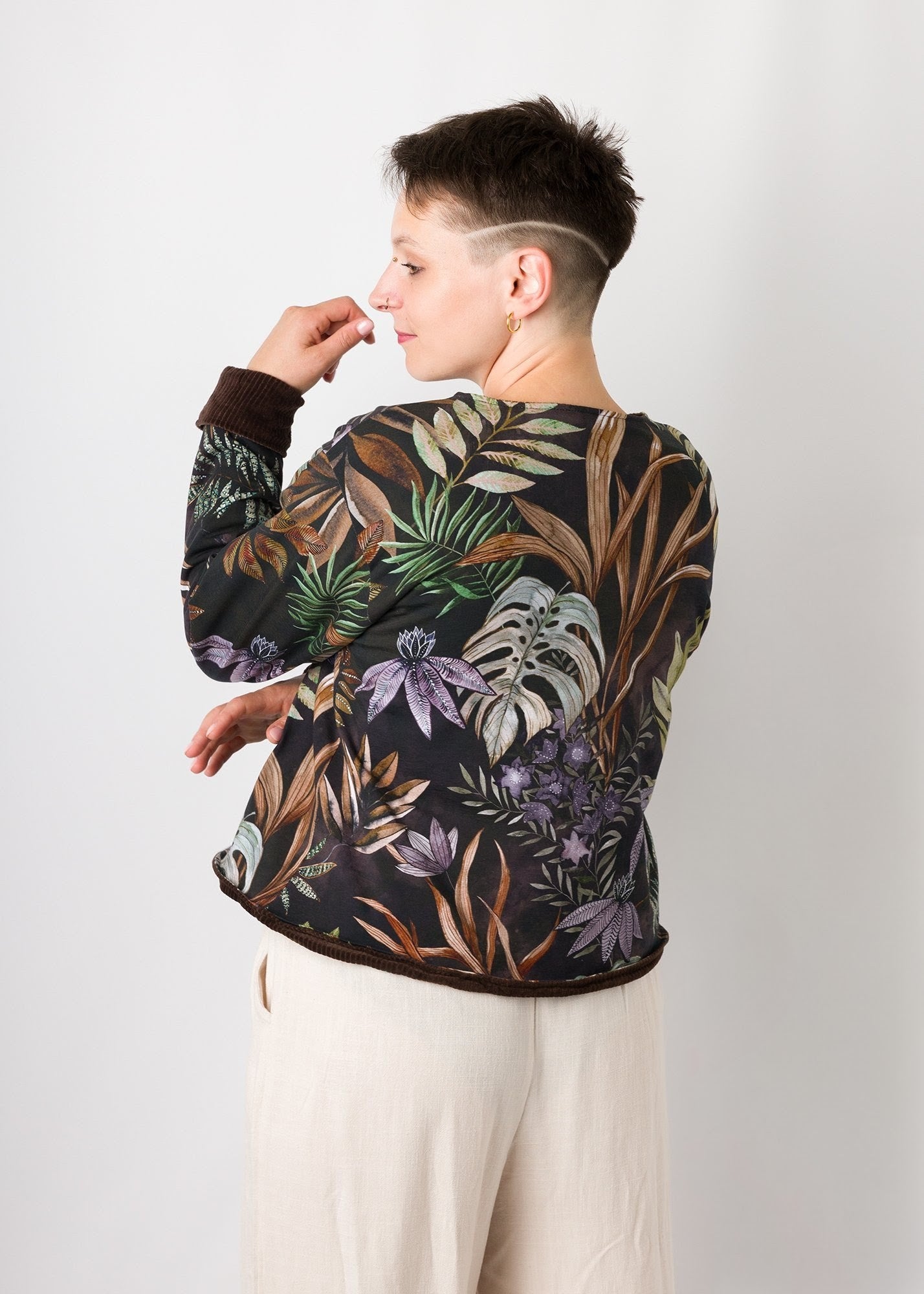 Melly trägt auf dem Foto 'Waldemar' Größe S/M, Velvet-Cord braun/Muster elastisch 'Plantlover'