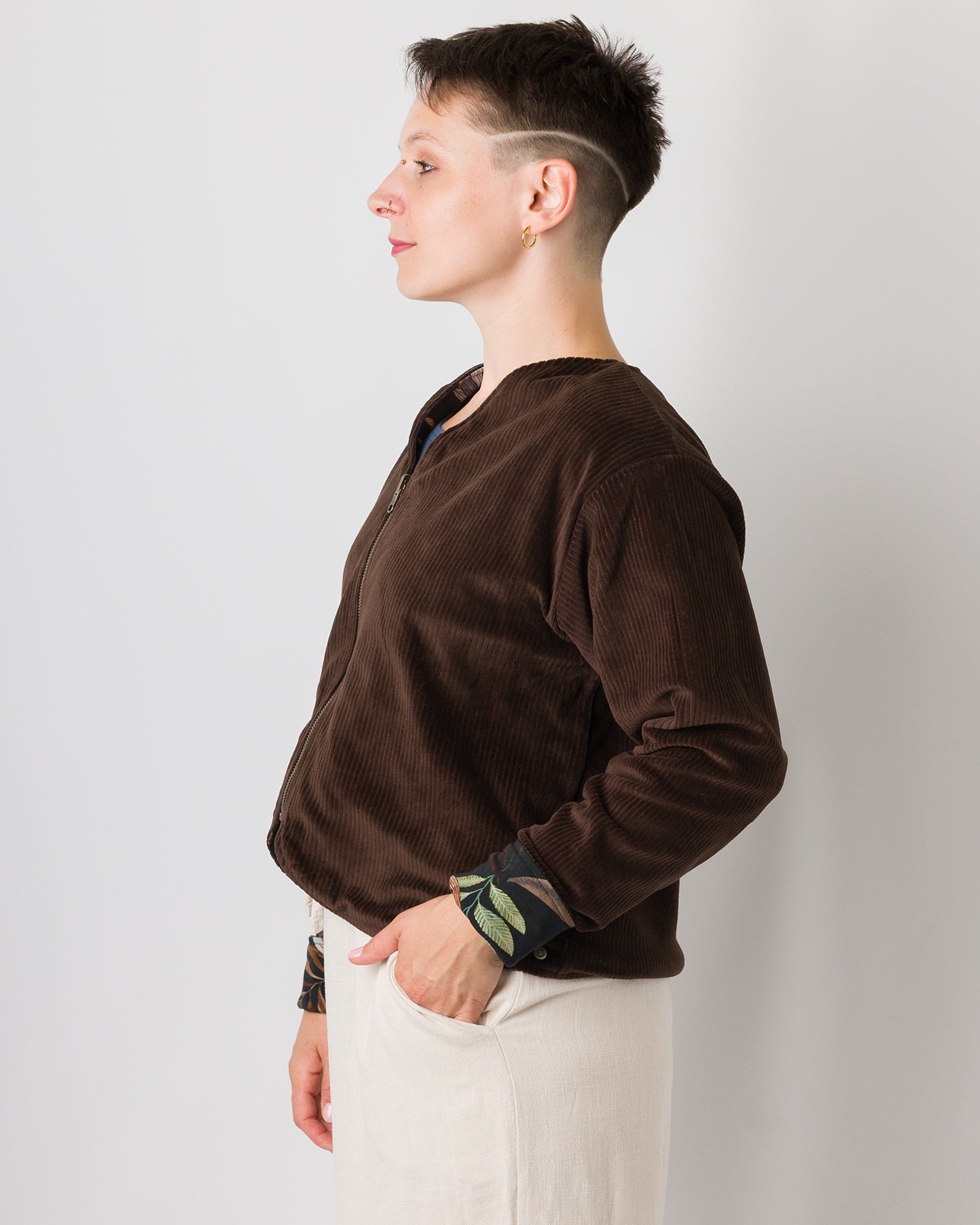 Melly trägt auf dem Foto 'Waldemar' Größe S/M, Velvet-Cord braun/Muster elastisch 'Plantlover'