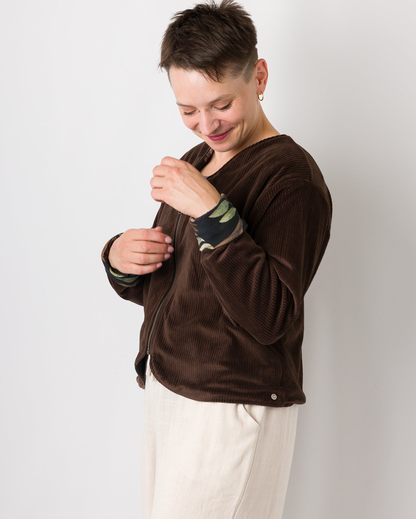 Melly trägt auf dem Foto 'Waldemar' Größe S/M, Velvet-Cord braun/Muster elastisch 'Plantlover'