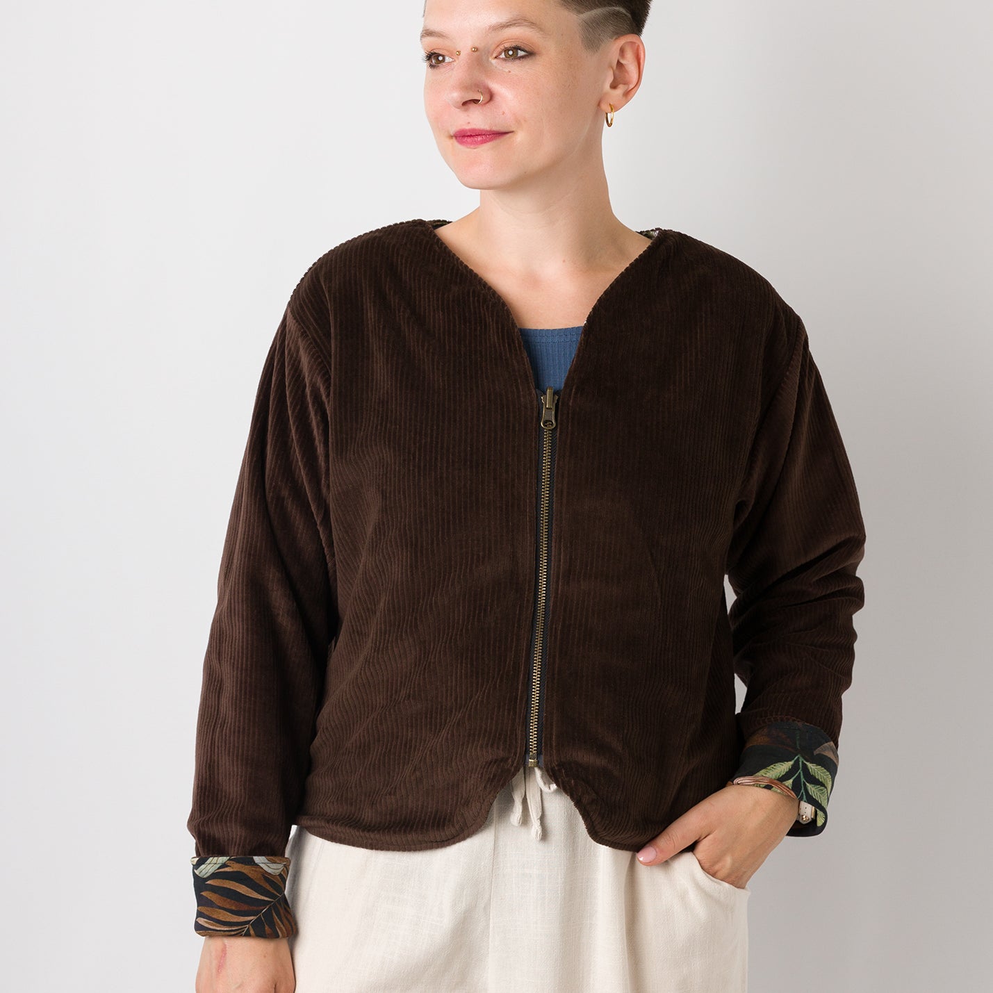 Melly trägt auf dem Foto 'Waldemar' Größe S/M, Velvet-Cord braun/Muster elastisch 'Plantlover'