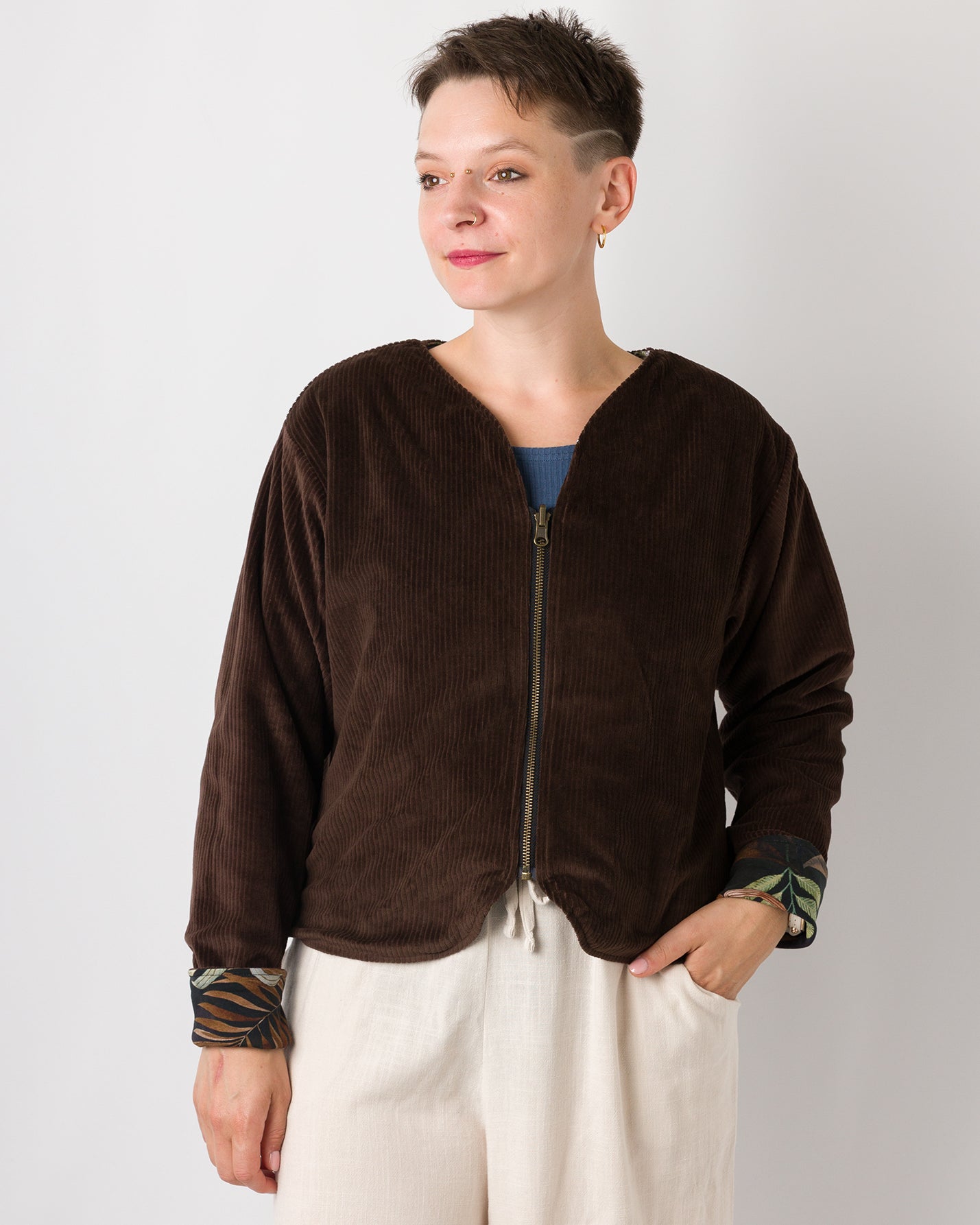 Melly trägt auf dem Foto 'Waldemar' Größe S/M, Velvet-Cord braun/Muster elastisch 'Plantlover'