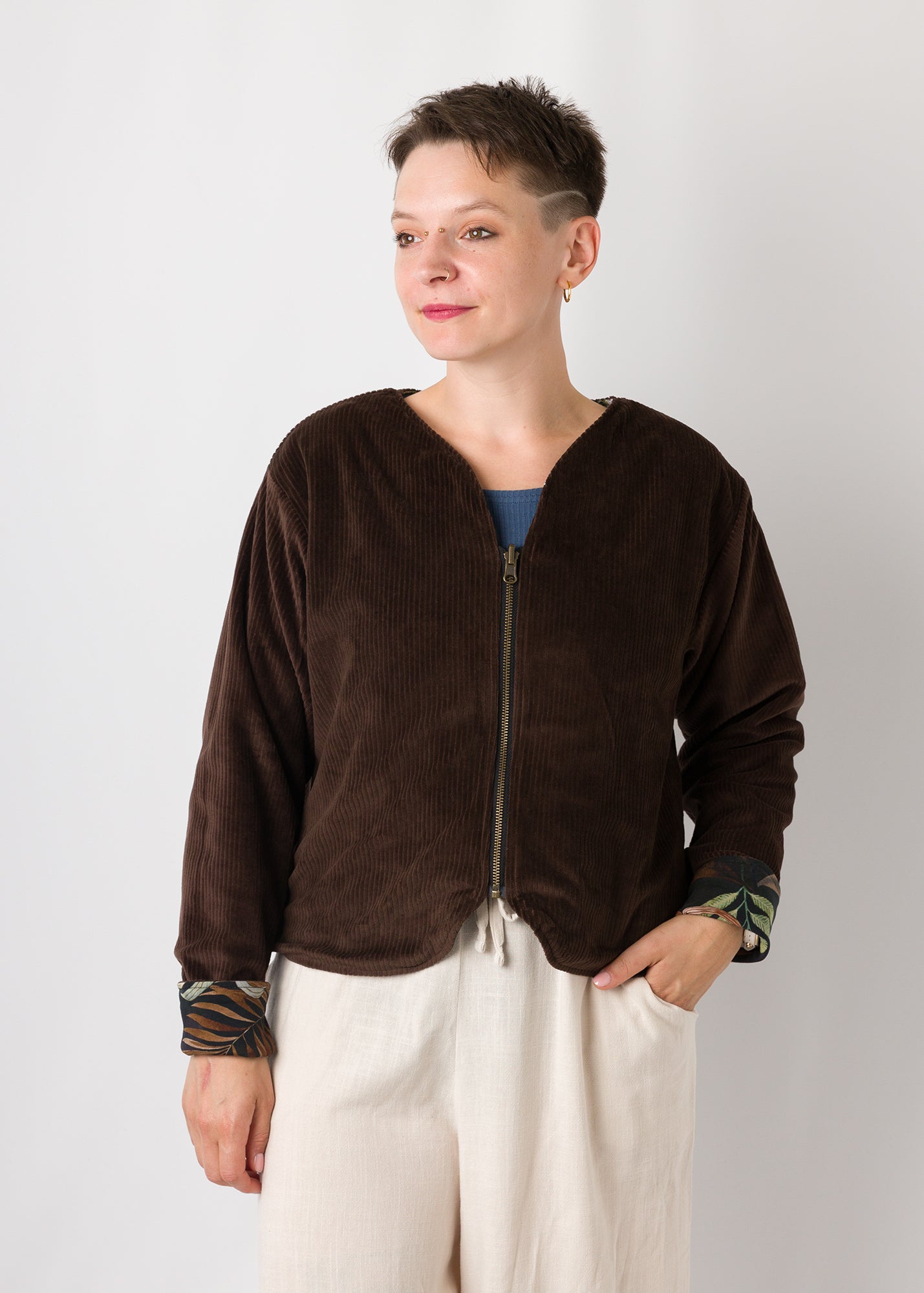 Melly trägt auf dem Foto 'Waldemar' Größe S/M, Velvet-Cord braun/Muster elastisch 'Plantlover'