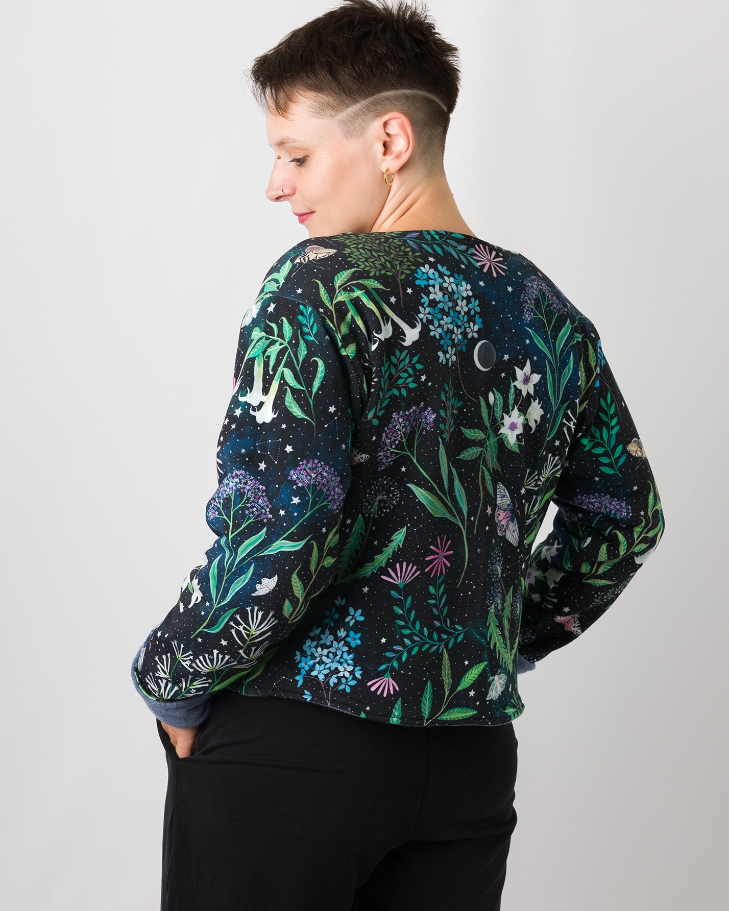 Melly trägt auf dem Foto 'Waldemar' Größe S/M, Fleece jeansblau/Muster elastisch 'Moonlight'