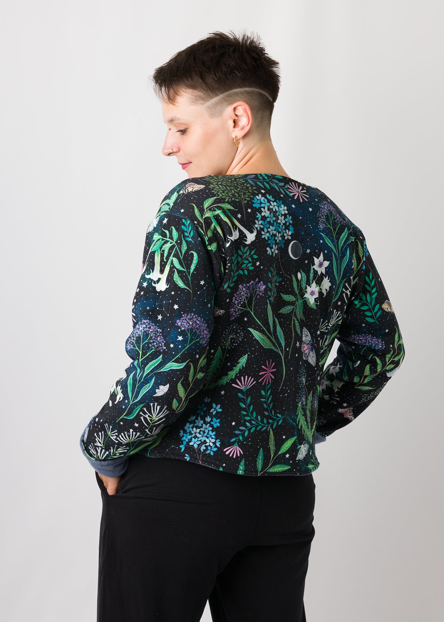 Melly trägt auf dem Foto 'Waldemar' Größe S/M, Fleece jeansblau/Muster elastisch 'Moonlight'